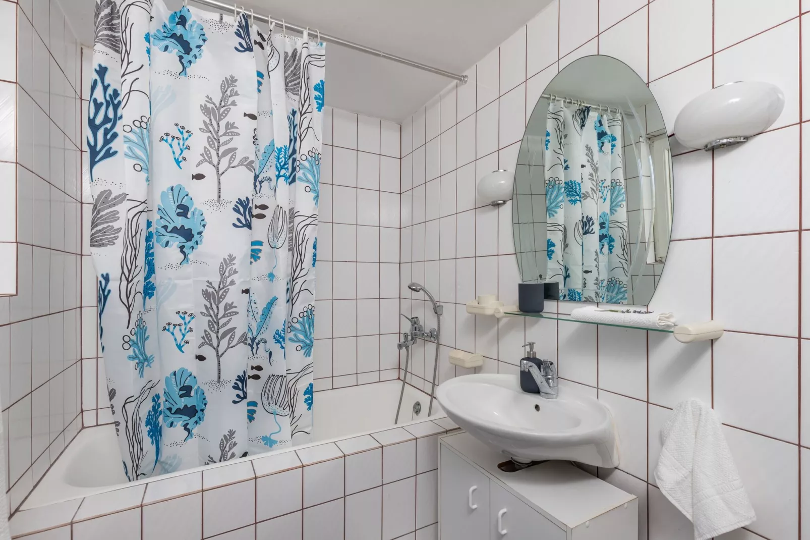 Apartment Dubo - One Bedroom Apartment with Balcony-Bathroom