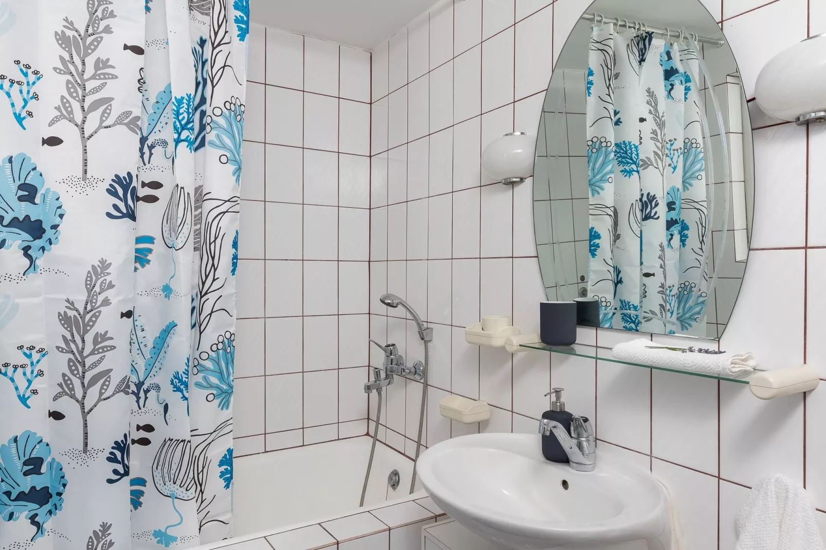 Apartment Dubo - One Bedroom Apartment with Balcony-Bathroom