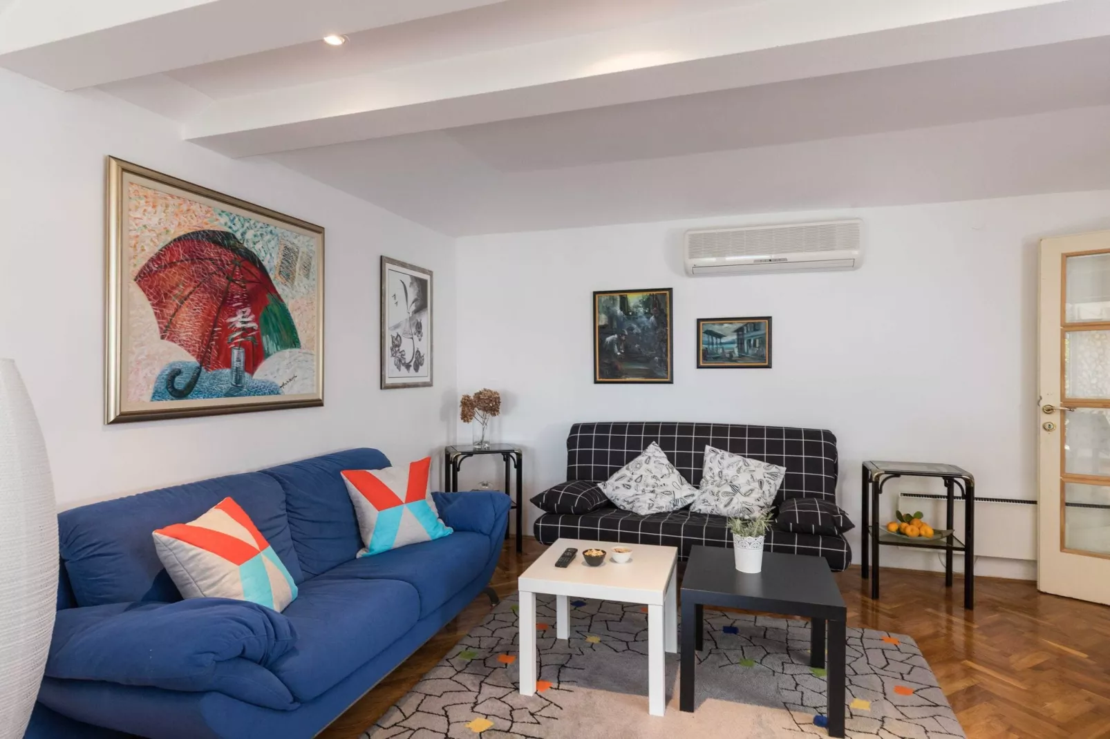 Apartment Dubo - One Bedroom Apartment with Balcony-Living room