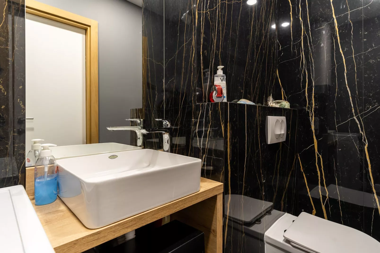 Apartments BoNlux - Deluxe two bedroom Apartment With Terrace-Bathroom