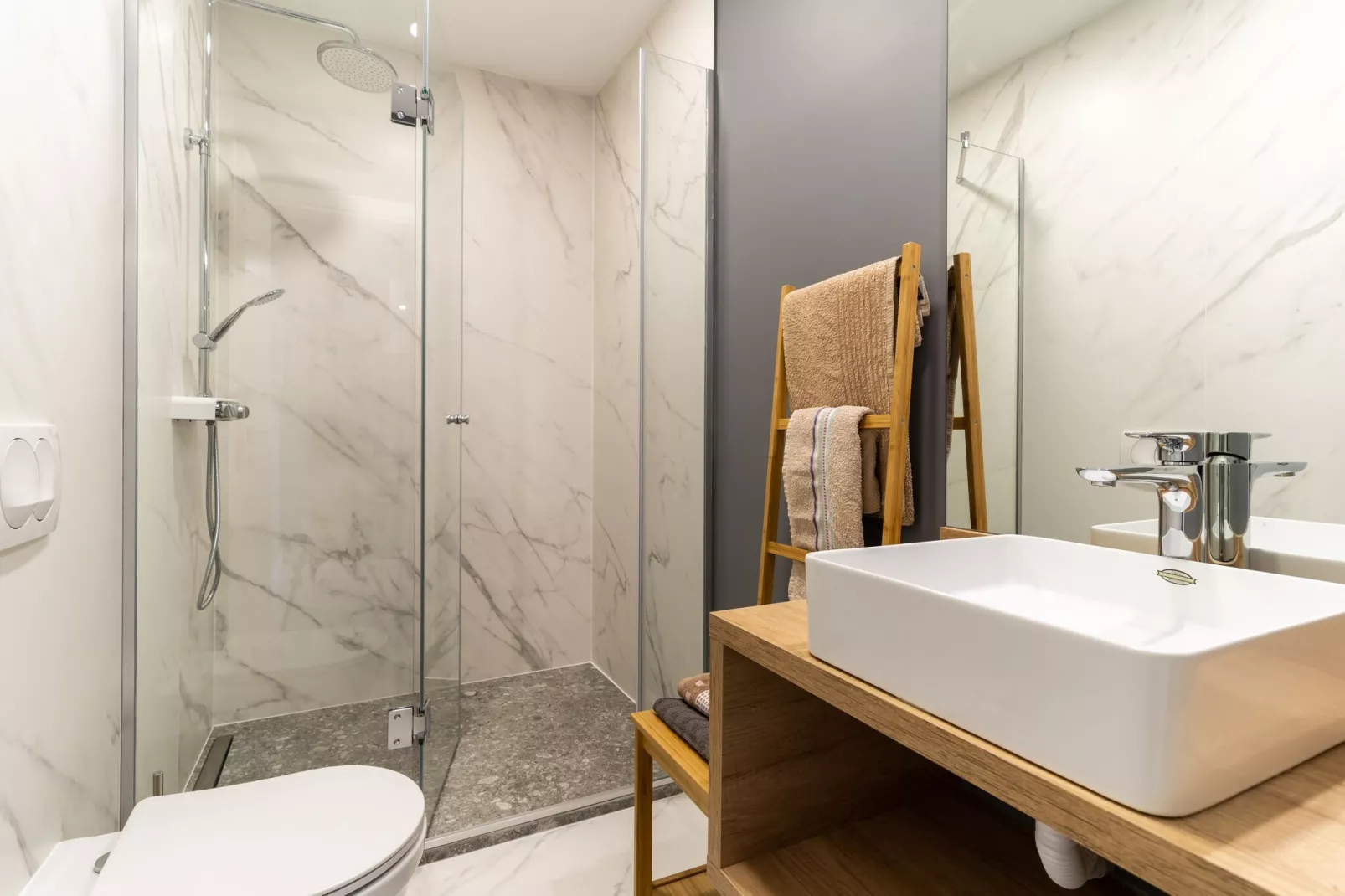 Apartments BoNlux - Deluxe two bedroom Apartment With Terrace-Bathroom