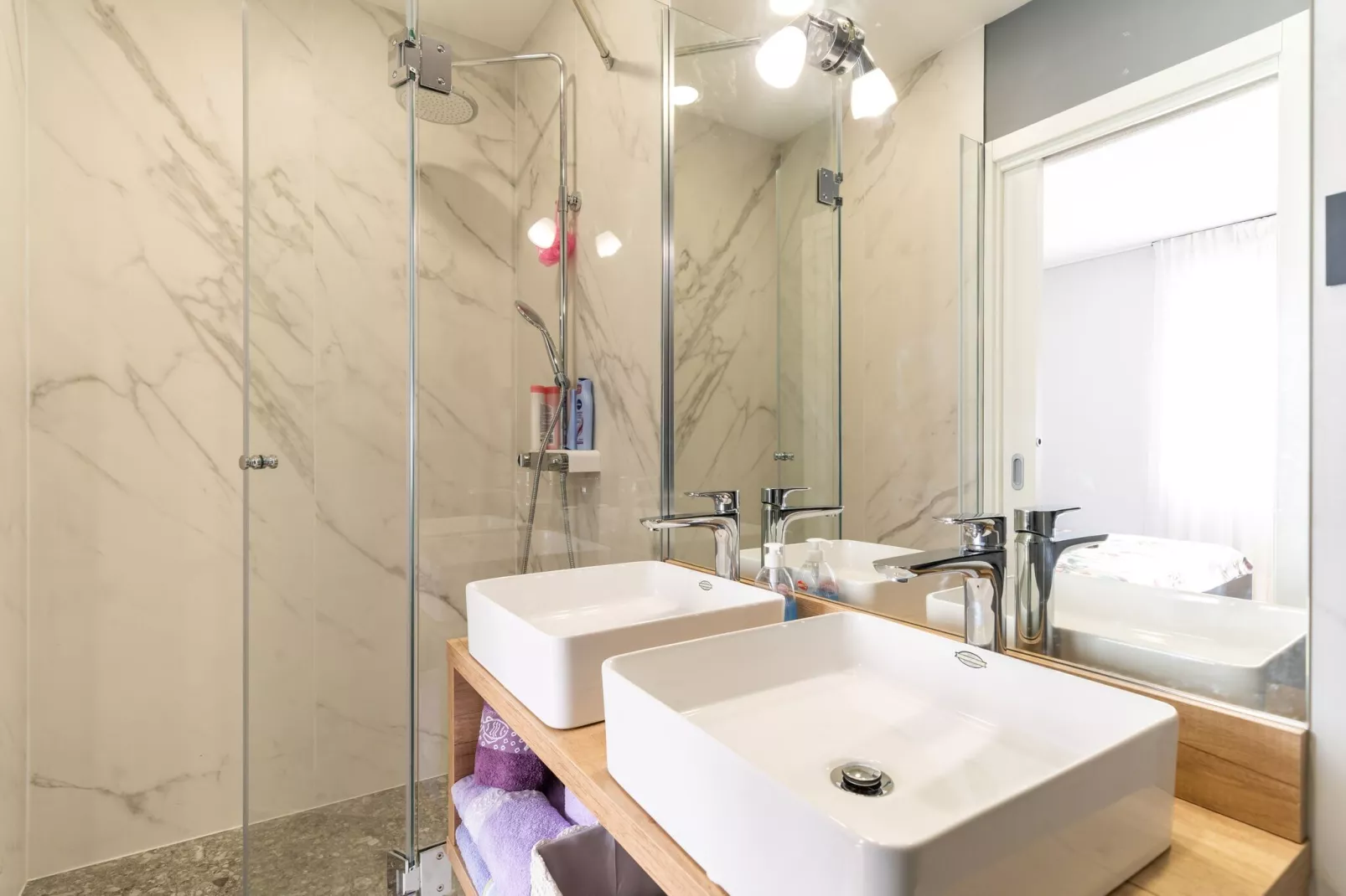Apartments BoNlux - Deluxe two bedroom Apartment With Terrace-Bathroom