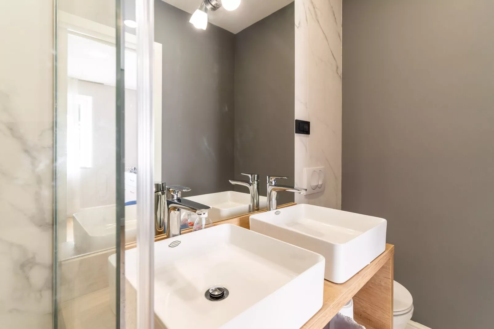 Apartments BoNlux - Deluxe two bedroom Apartment With Terrace-Bathroom