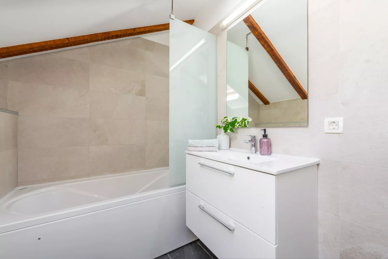 Apartments Terra - Comfort One Bedroom Apartment with Balcony and City View (VELIKI)-Salle de bain