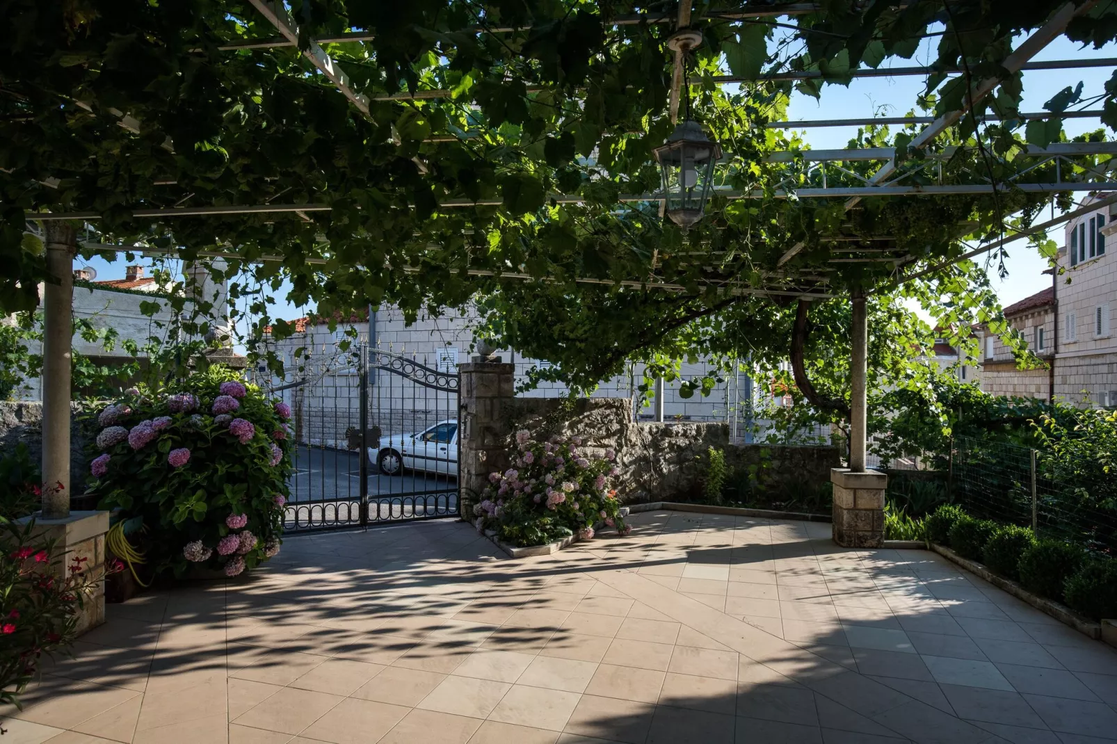 Apartment Vukic - Studio Apartment with Terrace and Garden View-Terrasse