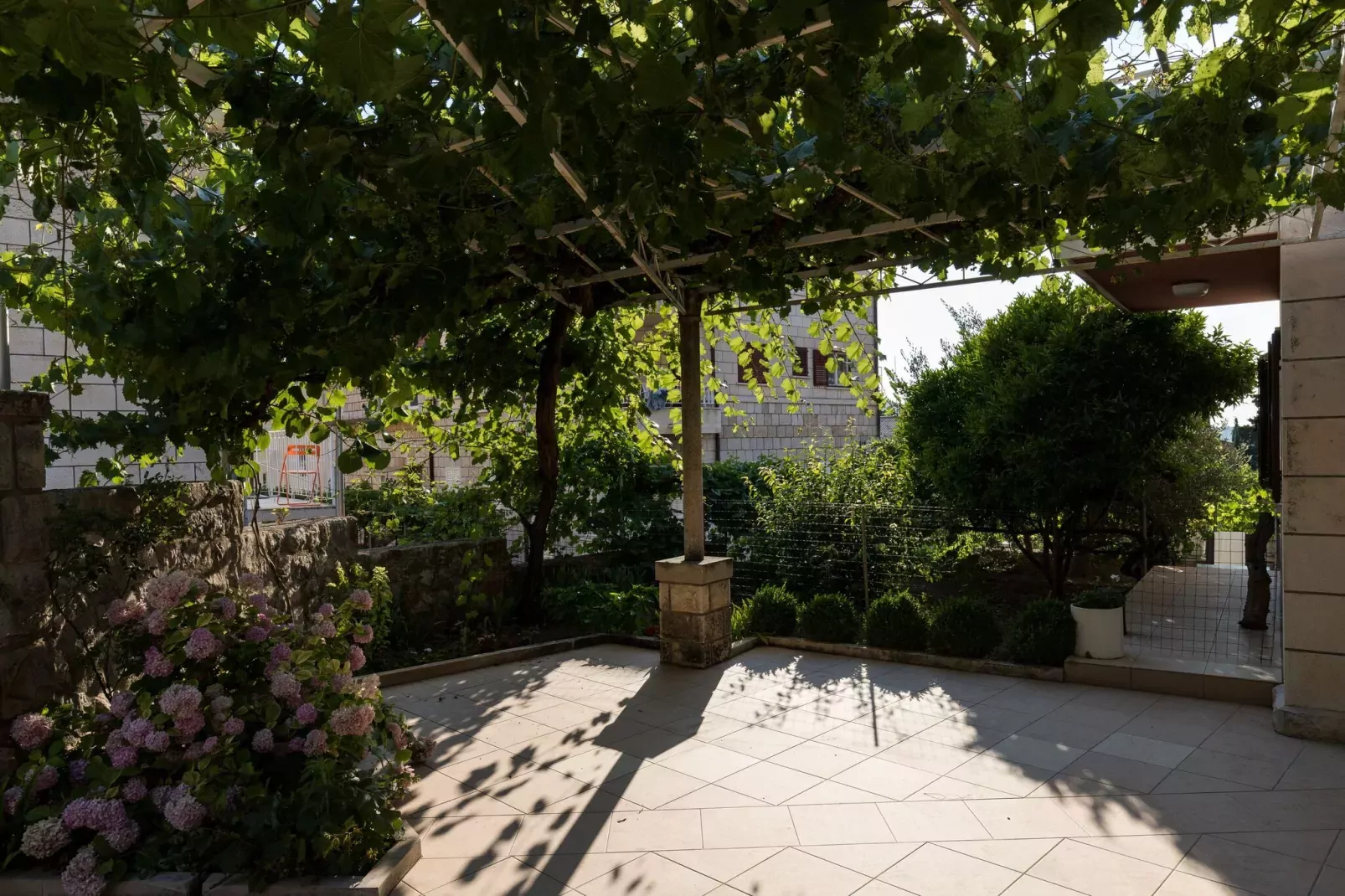Apartment Vukic - Studio Apartment with Terrace and Garden View-Terrasse