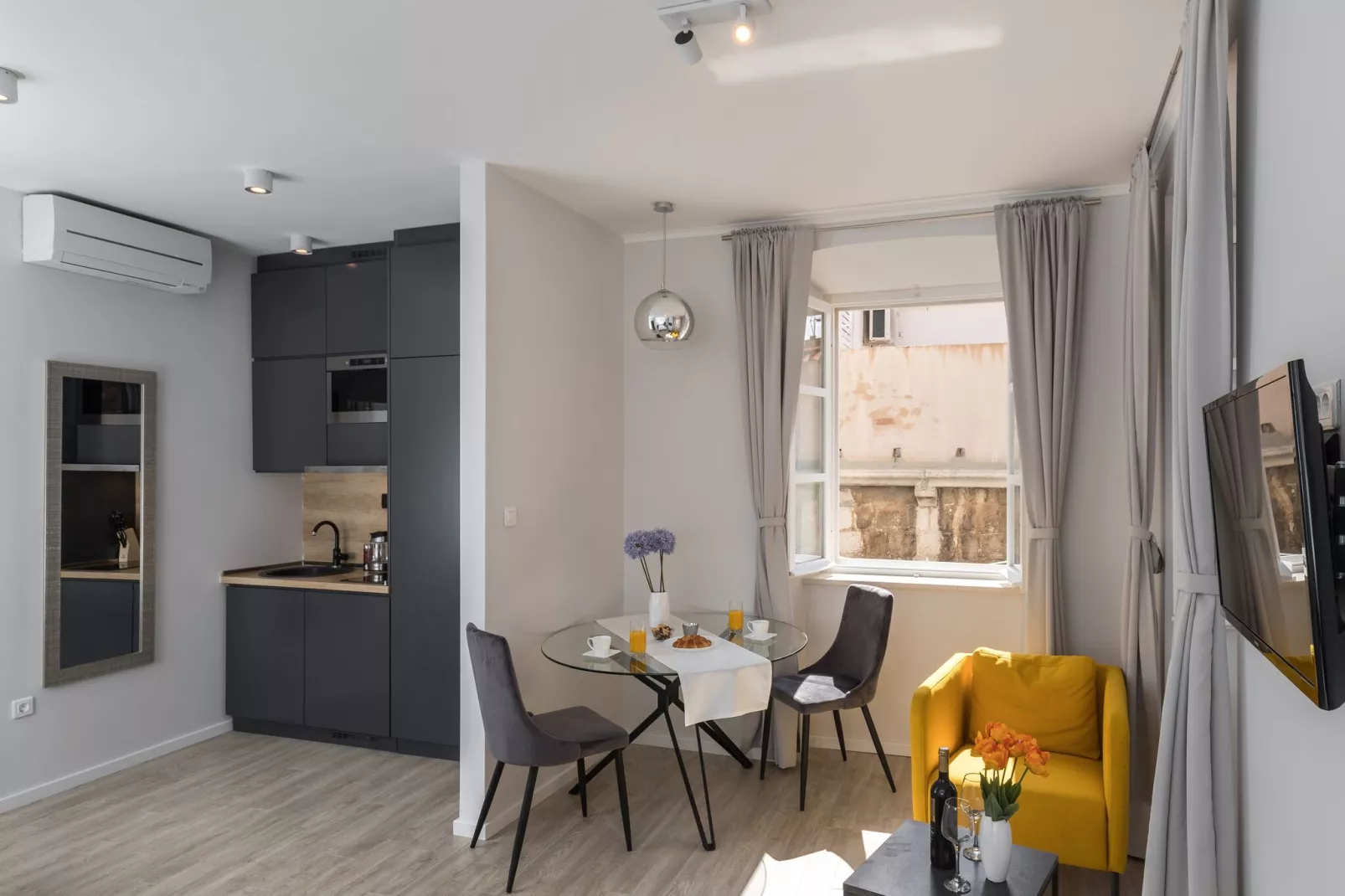 Apartments Urbis - Studio Apartment with City View (Zasebni)-Indoor