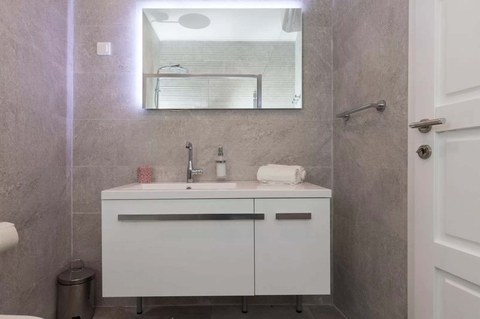 Apartments Urbis - Superior Studio Apartment with City View (Desni)-Bathroom