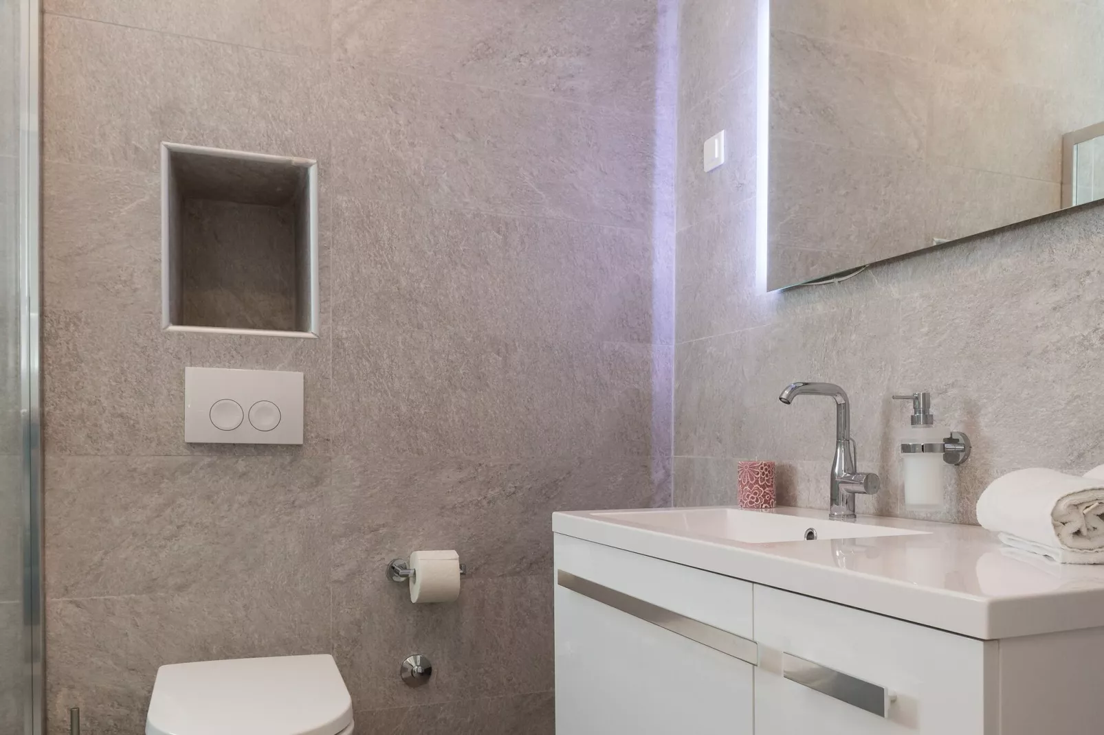 Apartments Urbis - Superior Studio Apartment with City View (Desni)-Bathroom