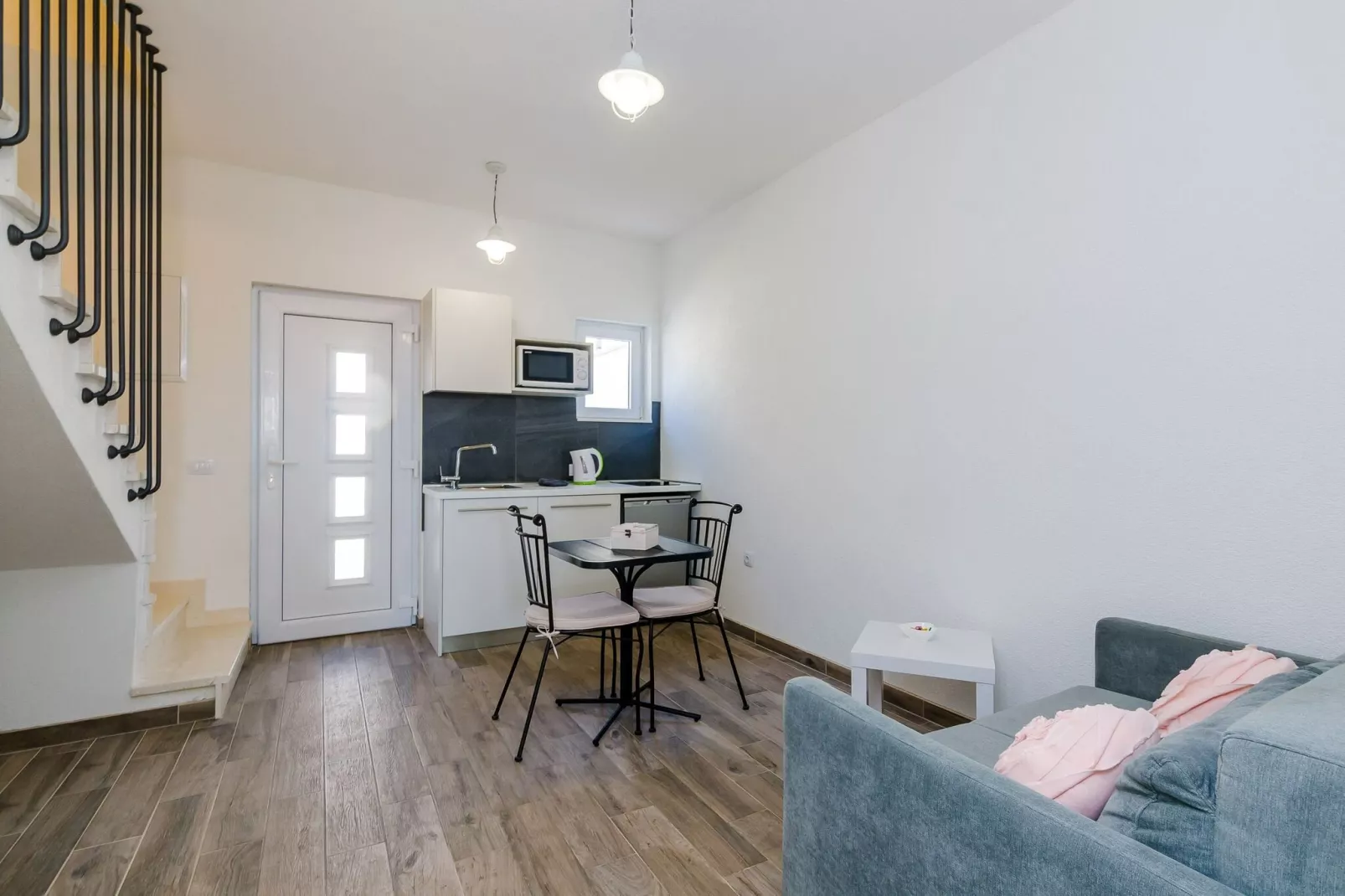 Apartments Life - Two Bedroom Apartment with Balcony and Sea View-Wohnzimmer