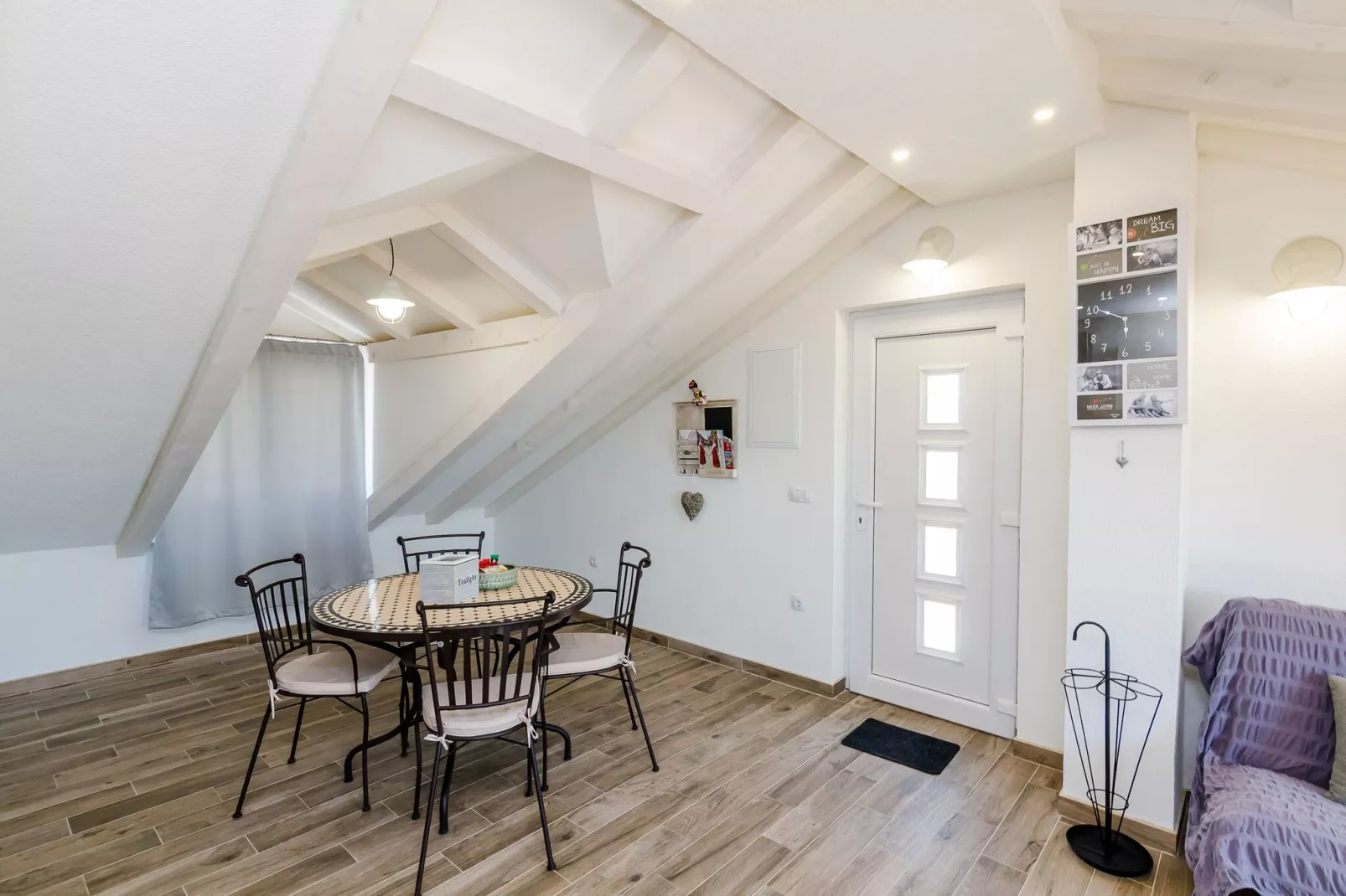 Apartments Life - Two Bedroom Apartment with Balcony and Sea View-Esszimmer