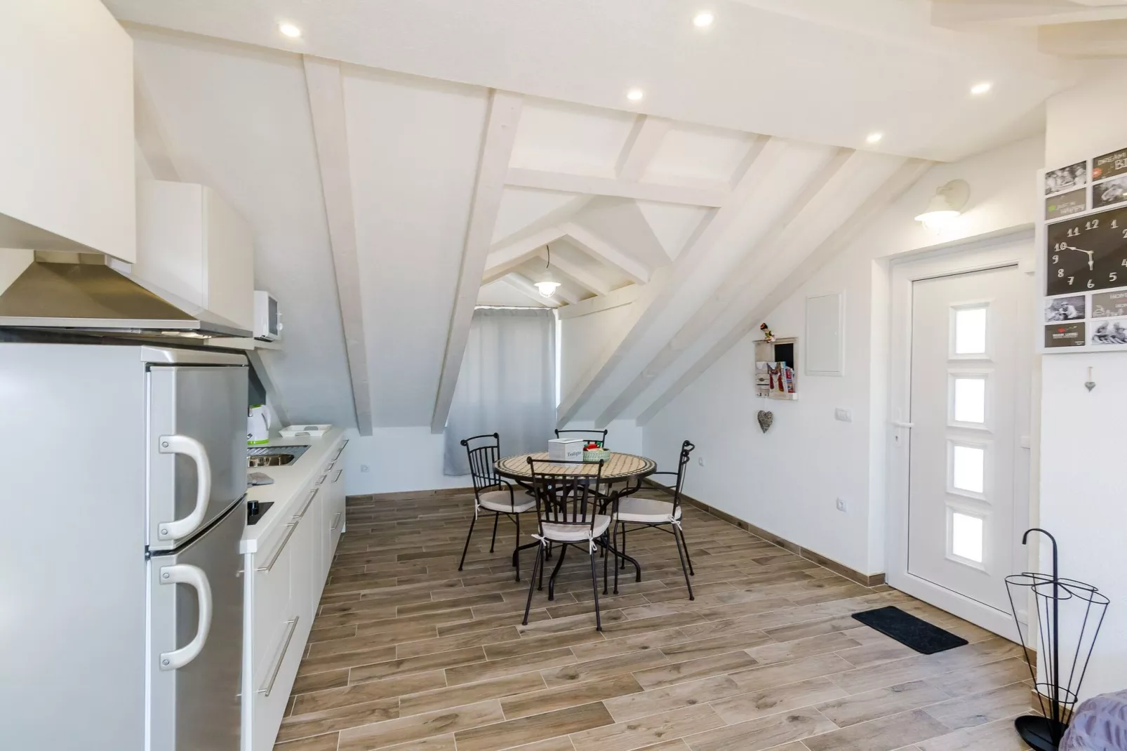 Apartments Life - Two Bedroom Apartment with Balcony and Sea View-Esszimmer