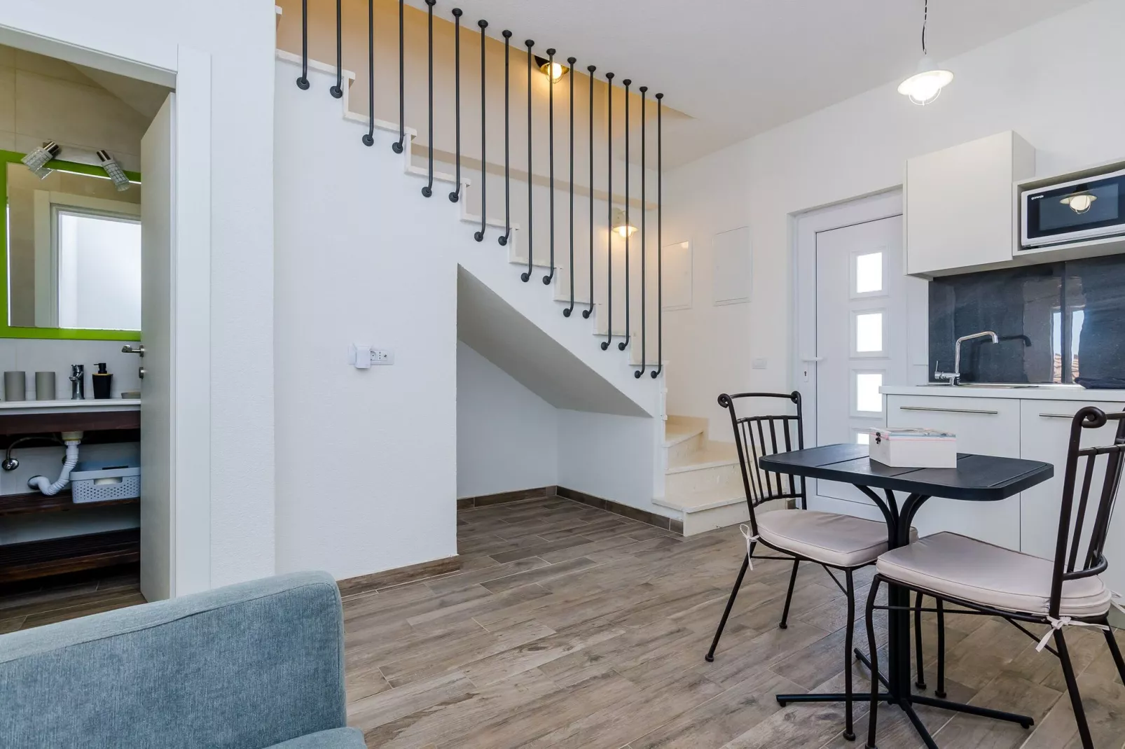 Apartments Life - Two Bedroom Apartment with Balcony and Sea View-Esszimmer