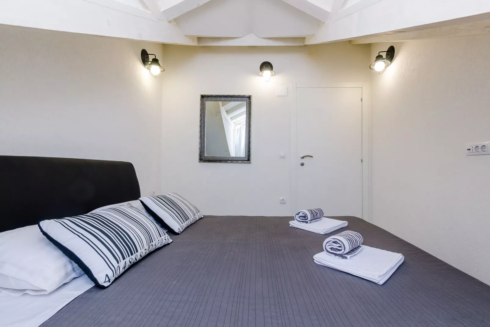 Apartments Life - Two Bedroom Apartment with Balcony and Sea View-Schlafzimmer