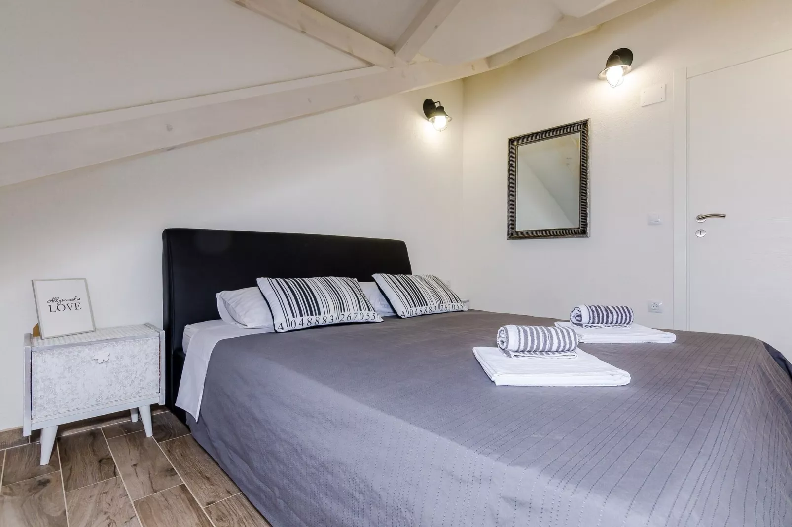 Apartments Life - Two Bedroom Apartment with Balcony and Sea View-Schlafzimmer