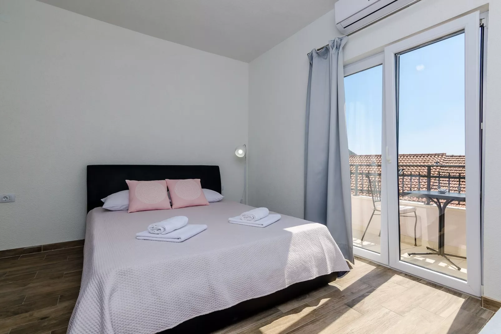 Apartments Life - Two Bedroom Apartment with Balcony and Sea View-Schlafzimmer