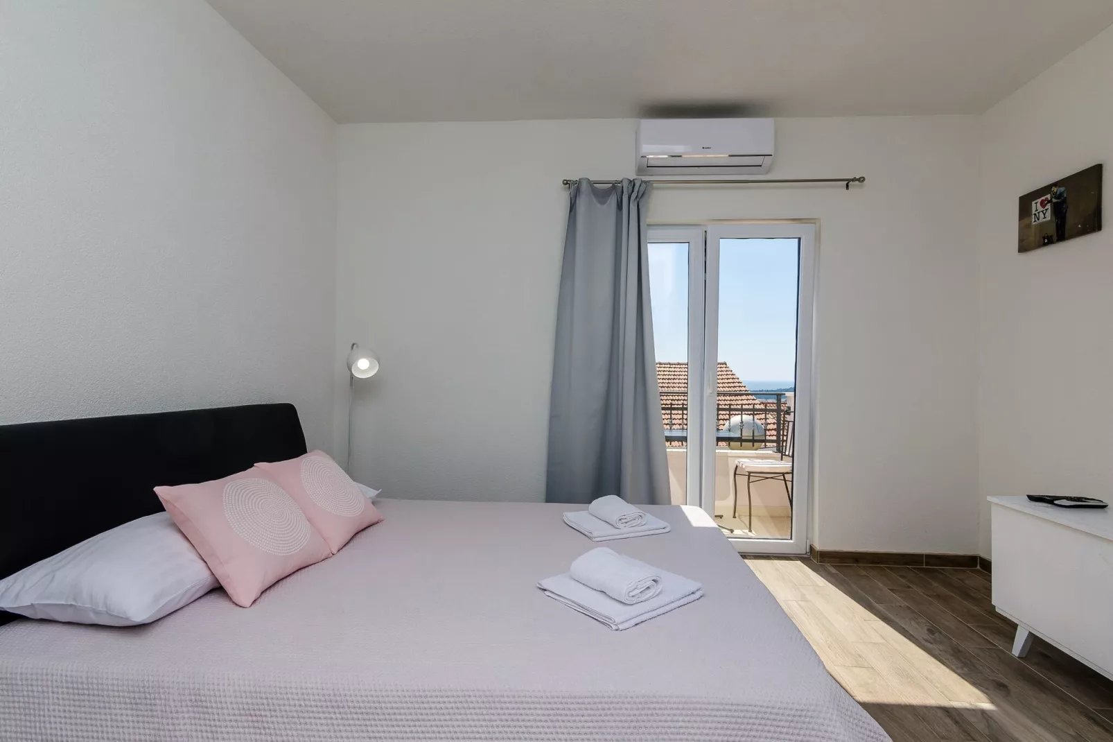 Apartments Life - Two Bedroom Apartment with Balcony and Sea View-Schlafzimmer
