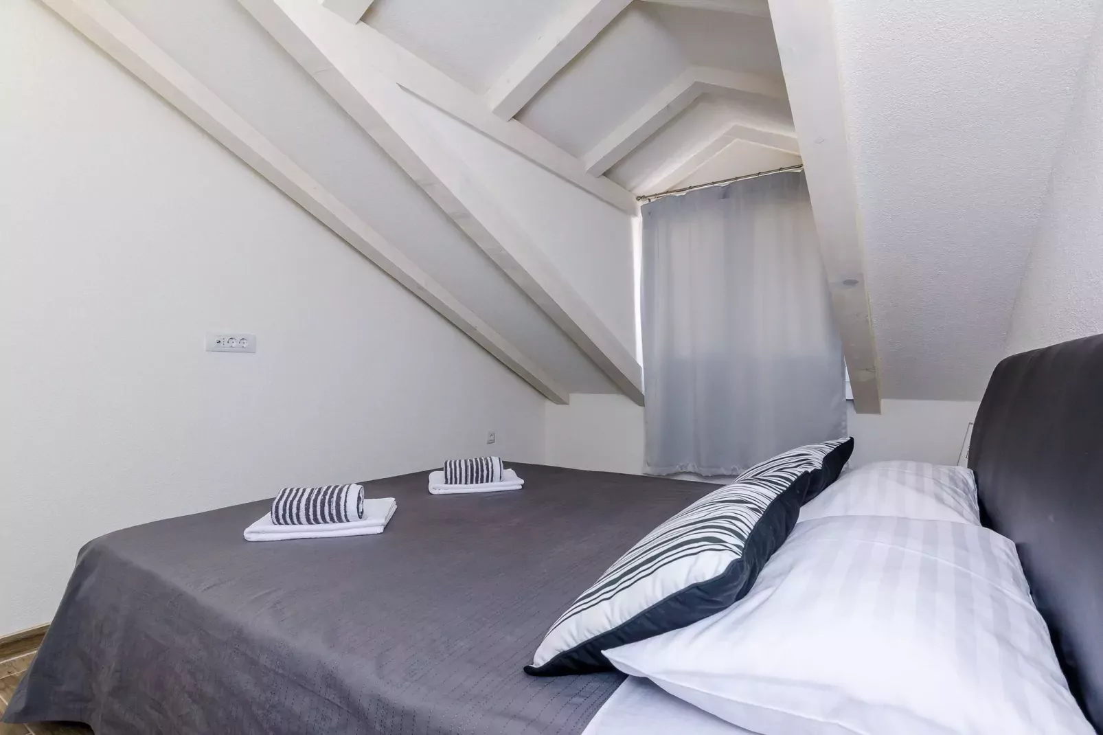 Apartments Life - Two Bedroom Apartment with Balcony and Sea View-Schlafzimmer