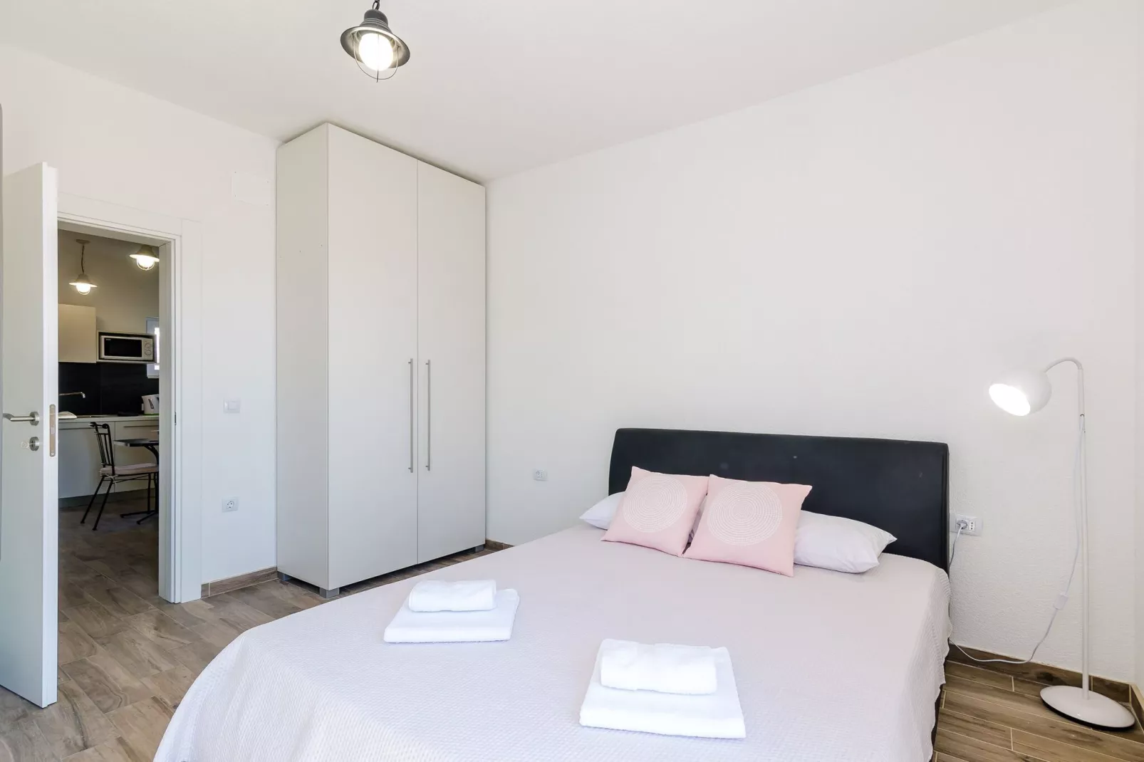 Apartments Life - Two Bedroom Apartment with Balcony and Sea View-Schlafzimmer