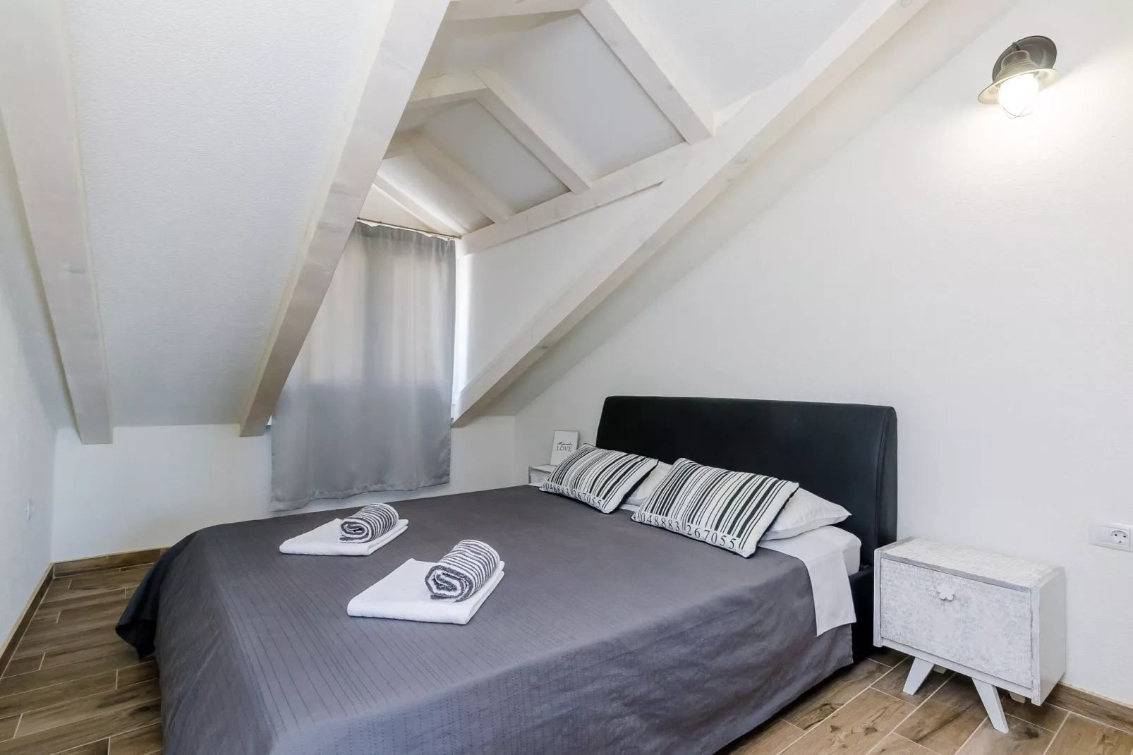 Apartments Life - Two Bedroom Apartment with Balcony and Sea View-Schlafzimmer