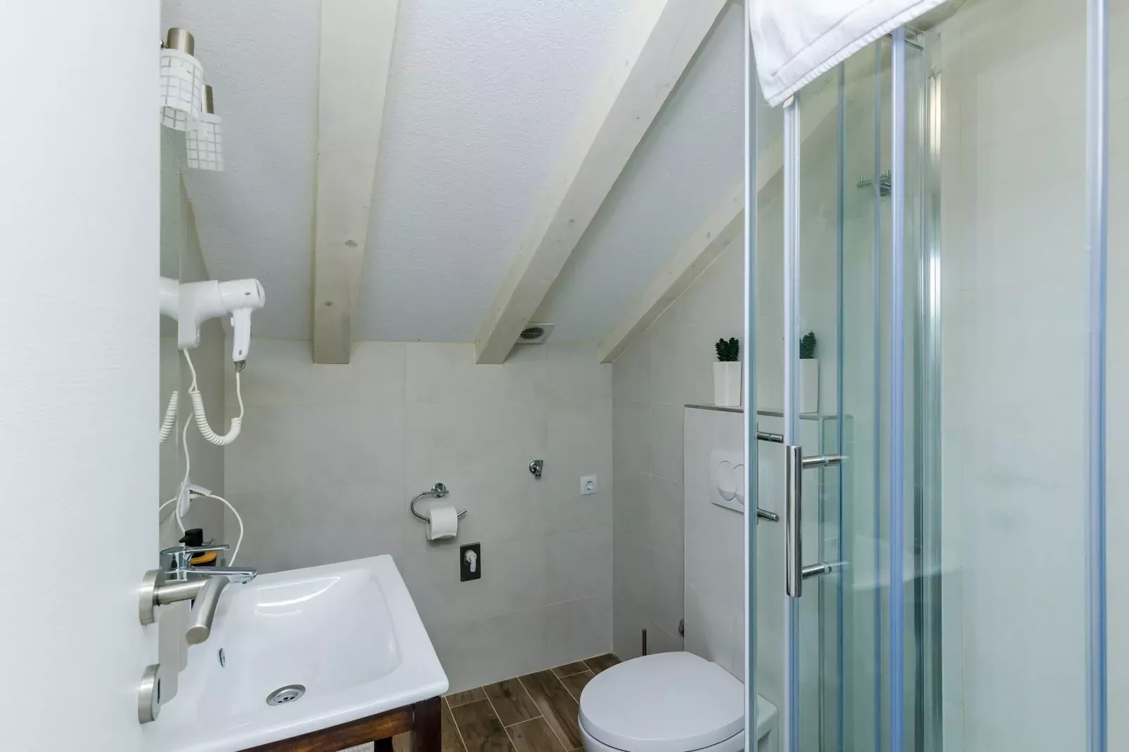 Apartments Life - Two Bedroom Apartment with Balcony and Sea View-Badezimmer