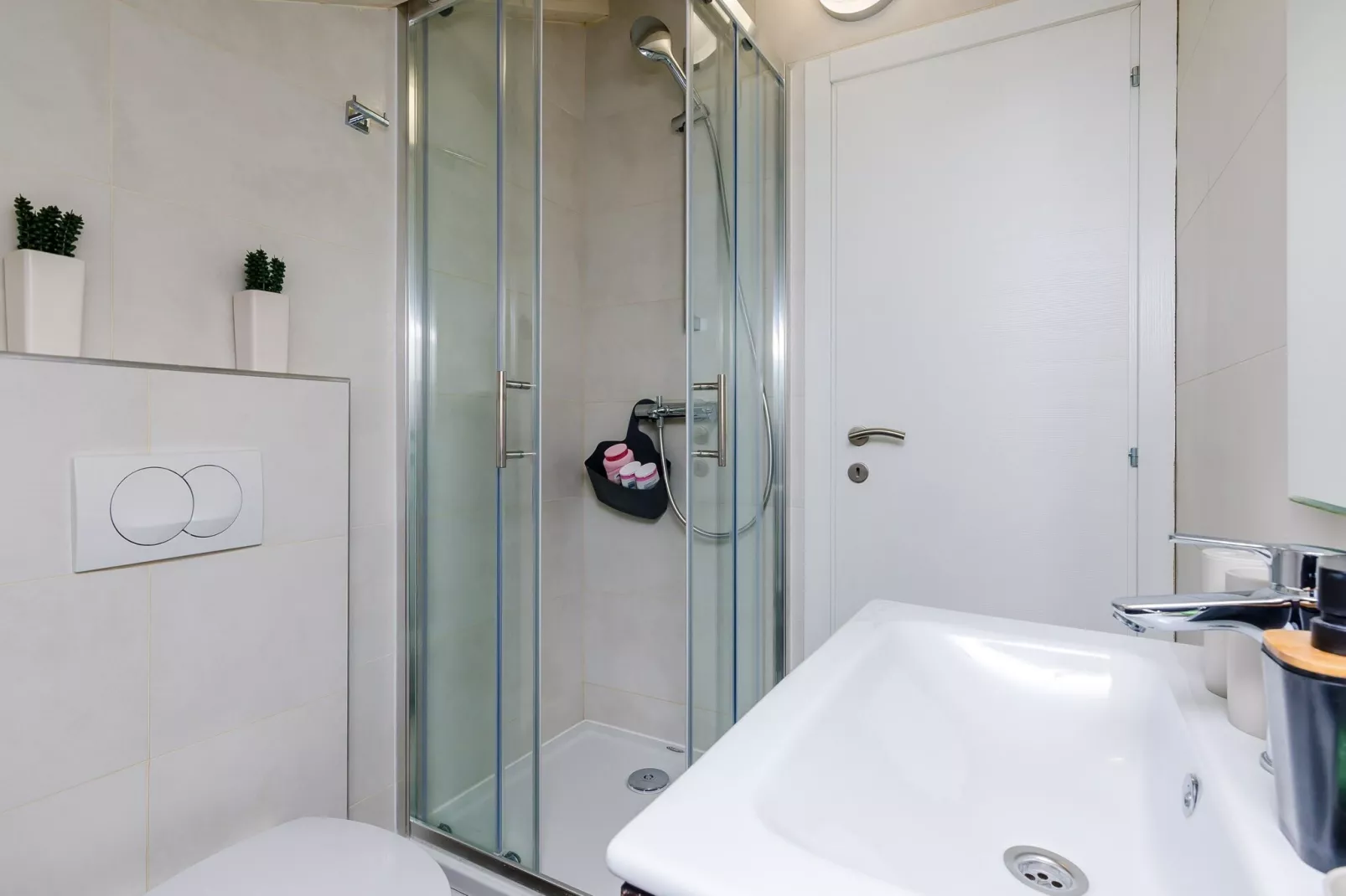 Apartments Life - Two Bedroom Apartment with Balcony and Sea View-Badezimmer