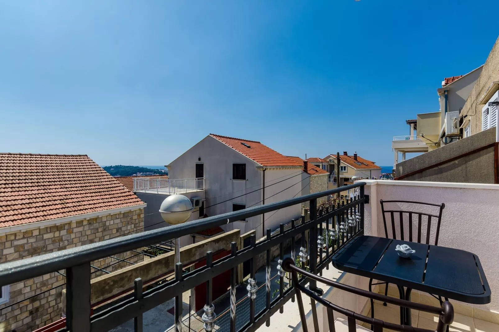 Apartments Life - Two Bedroom Apartment with Balcony and Sea View-Terrassenbalkon