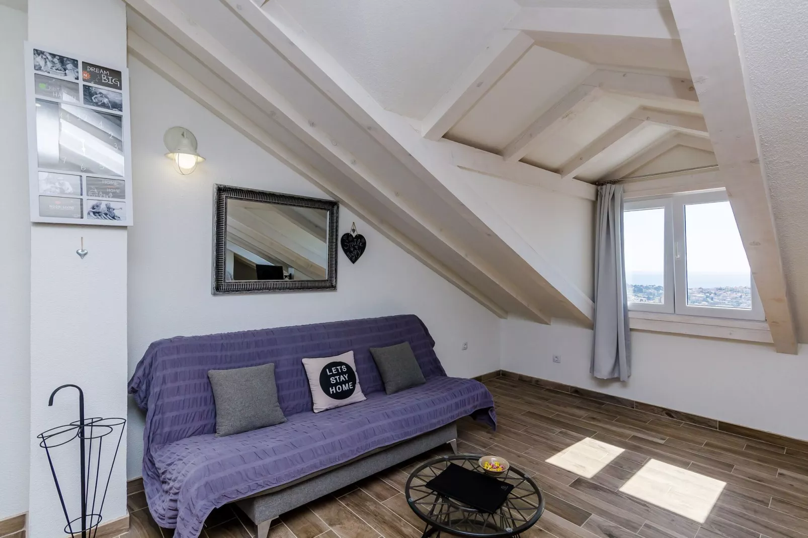 Apartments Life - Two Bedroom Apartment with Balcony and Sea View-Innen