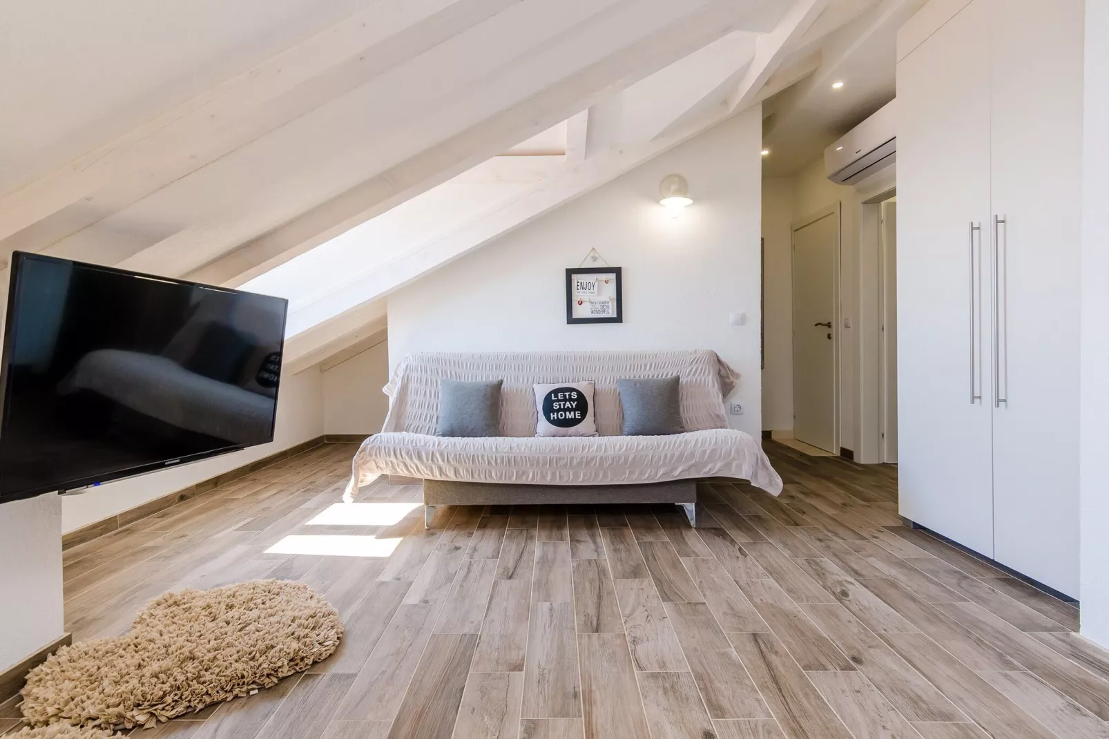 Apartments Life - Two Bedroom Apartment with Balcony and Sea View-Innen