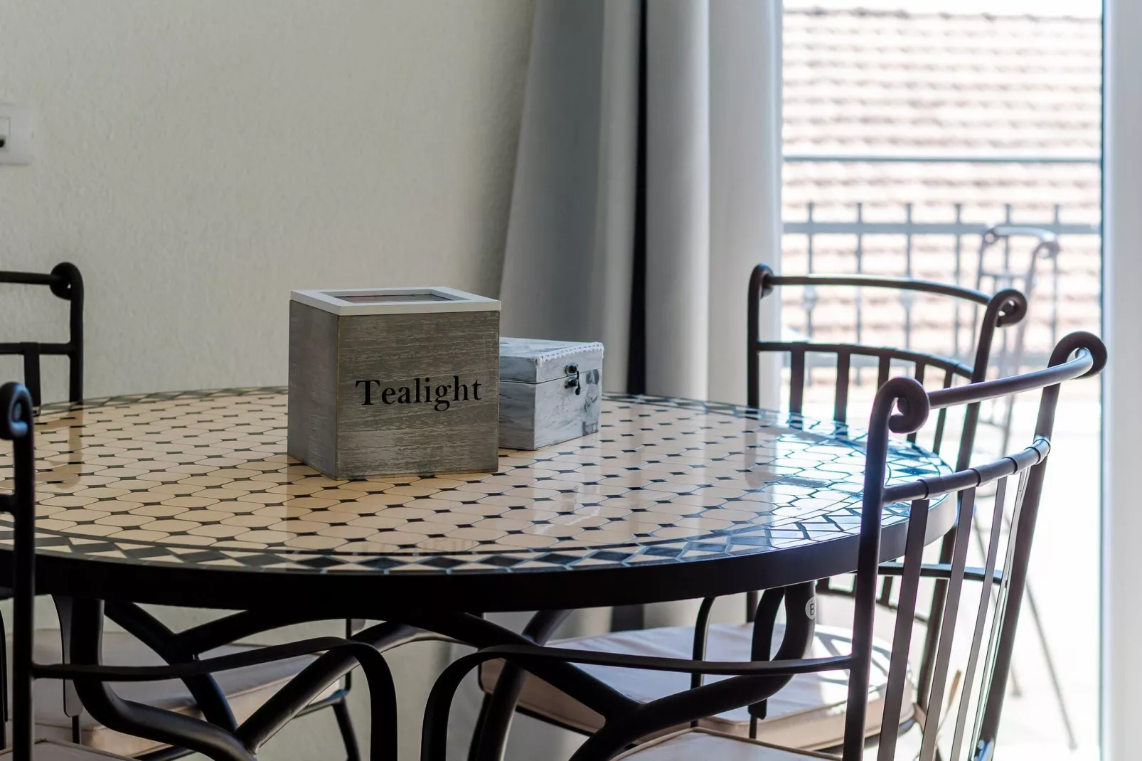 Apartments Life - One Bedroom Apartment with Balcony and Sea View-Dining room