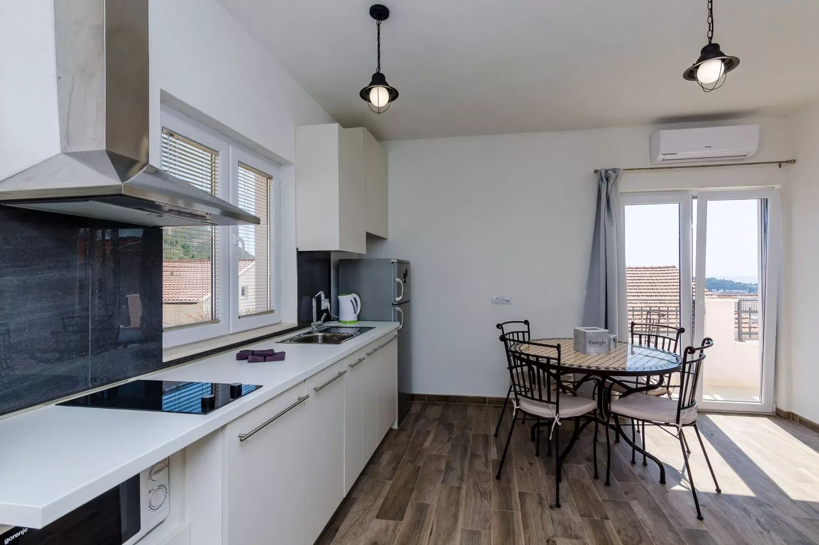 Apartments Life - One Bedroom Apartment with Balcony and Sea View-Kitchen
