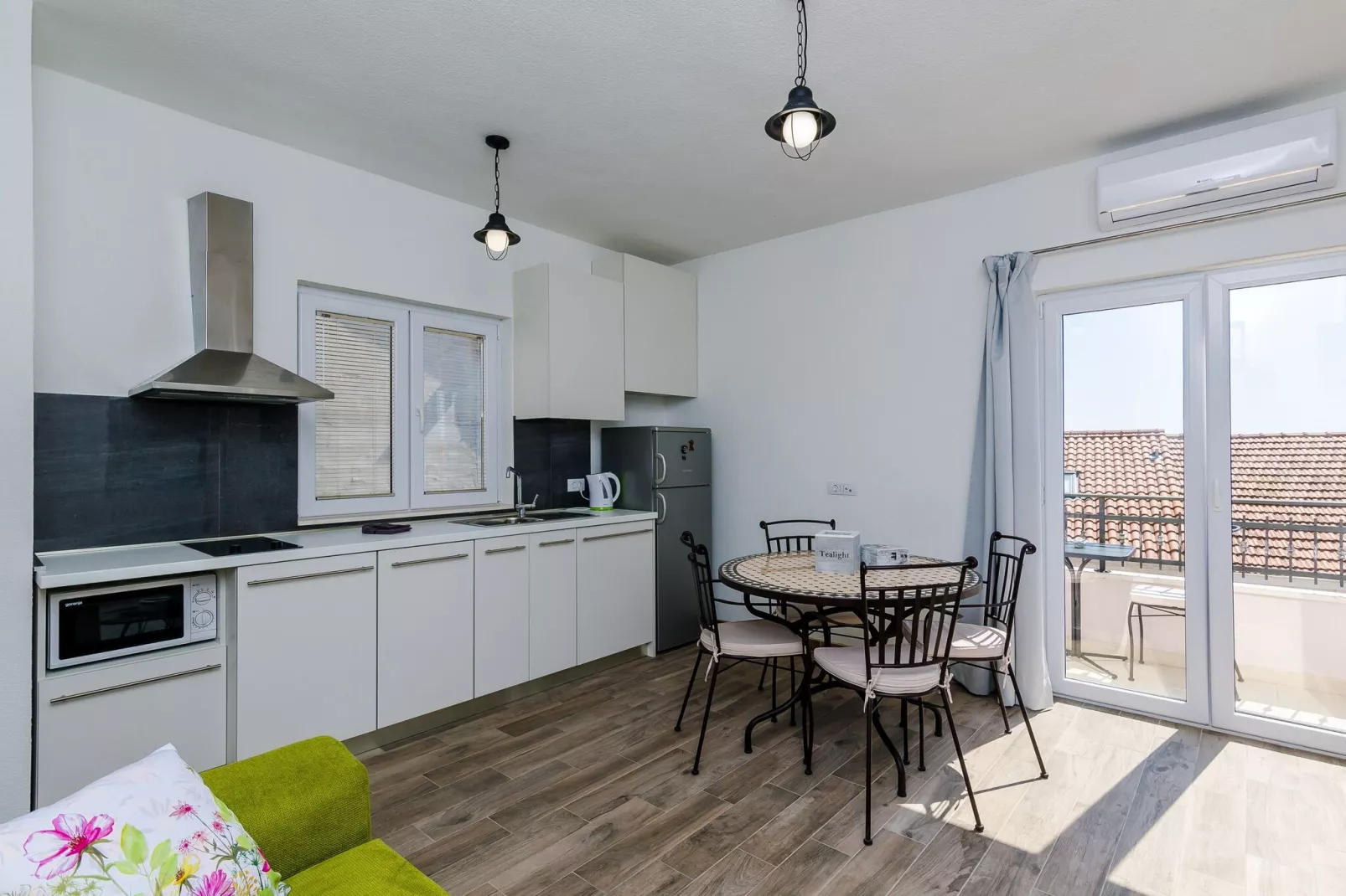 Apartments Life - One Bedroom Apartment with Balcony and Sea View-Kitchen