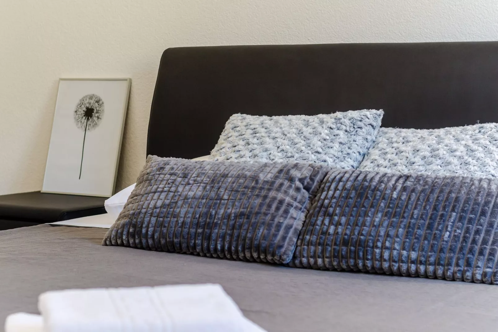 Apartments Life - One Bedroom Apartment with Balcony and Sea View-Bedroom