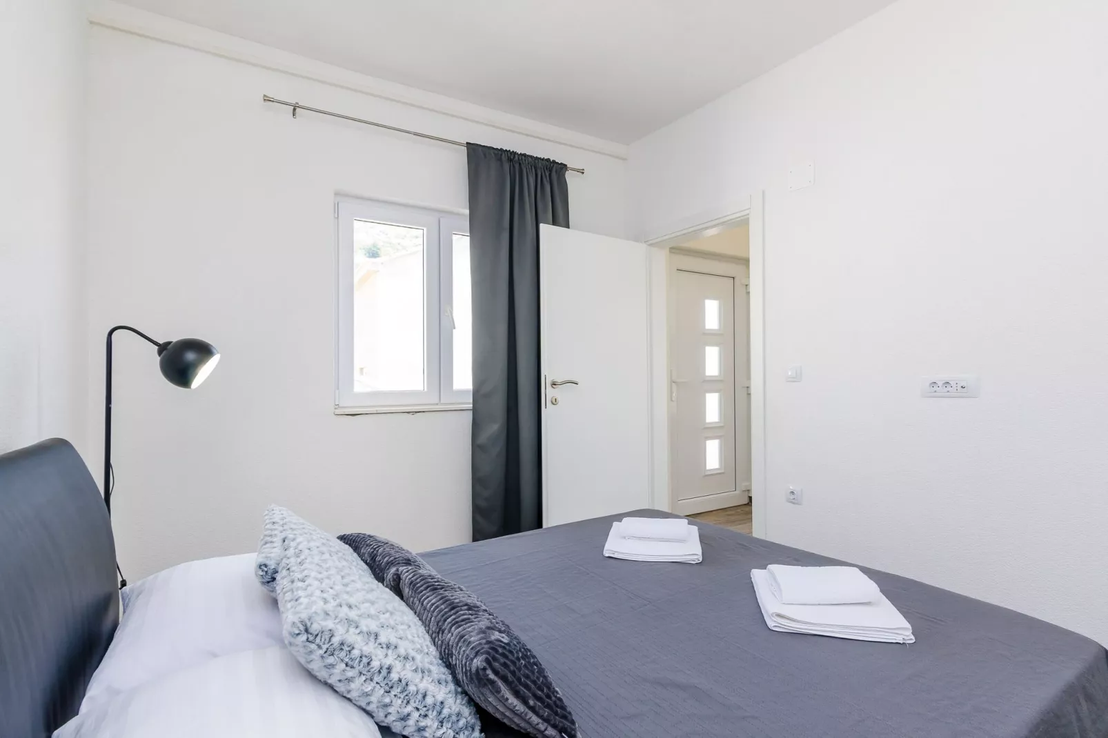 Apartments Life - One Bedroom Apartment with Balcony and Sea View-Bedroom