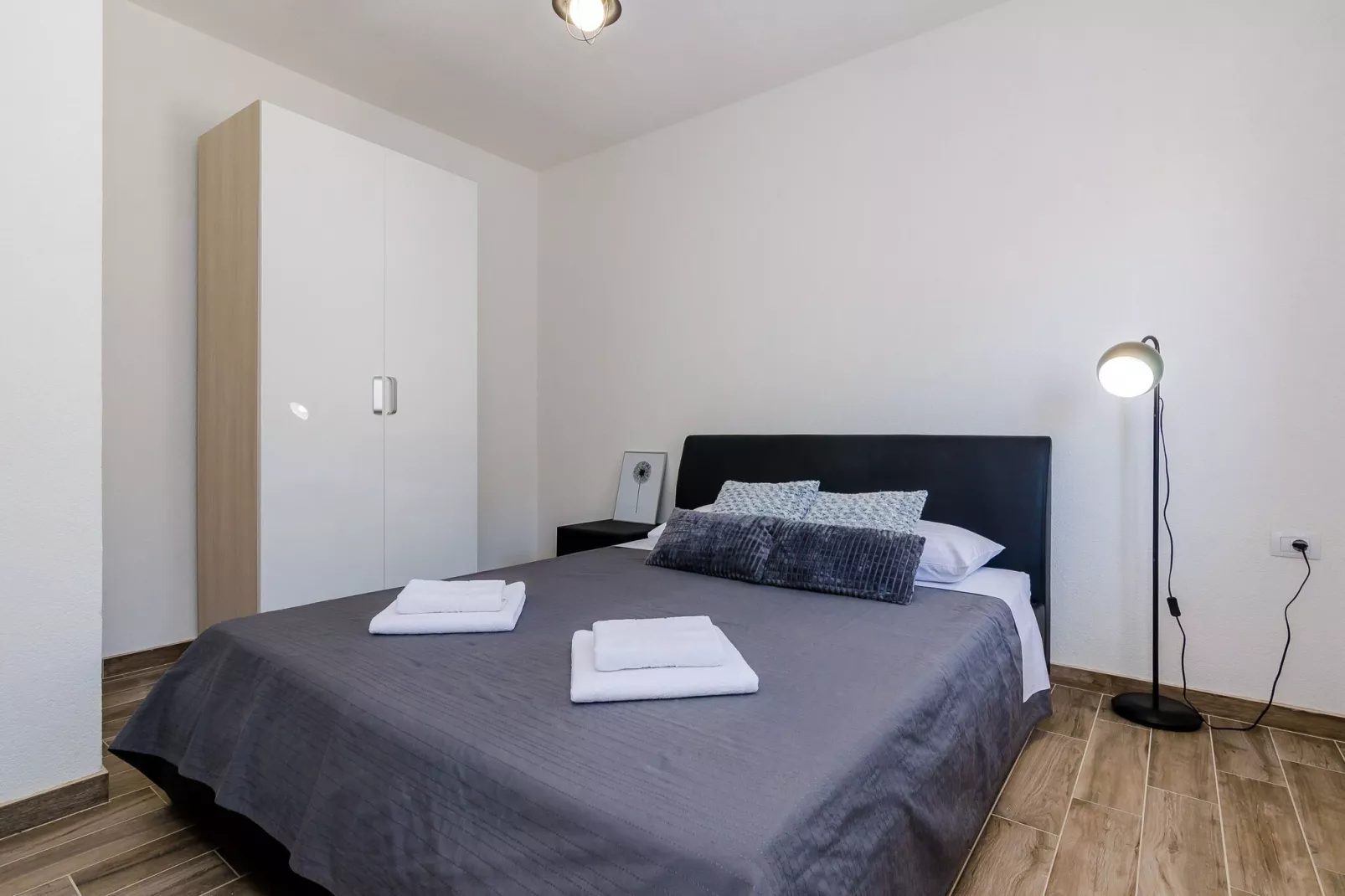 Apartments Life - One Bedroom Apartment with Balcony and Sea View-Bedroom