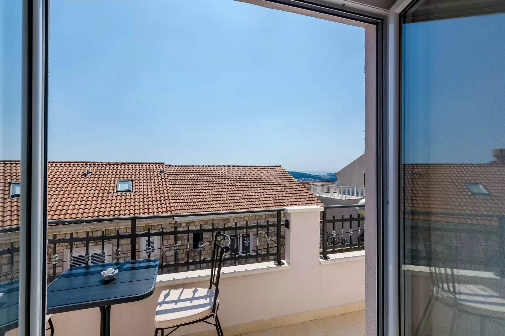 Apartments Life - One Bedroom Apartment with Balcony and Sea View-Terrace balcony