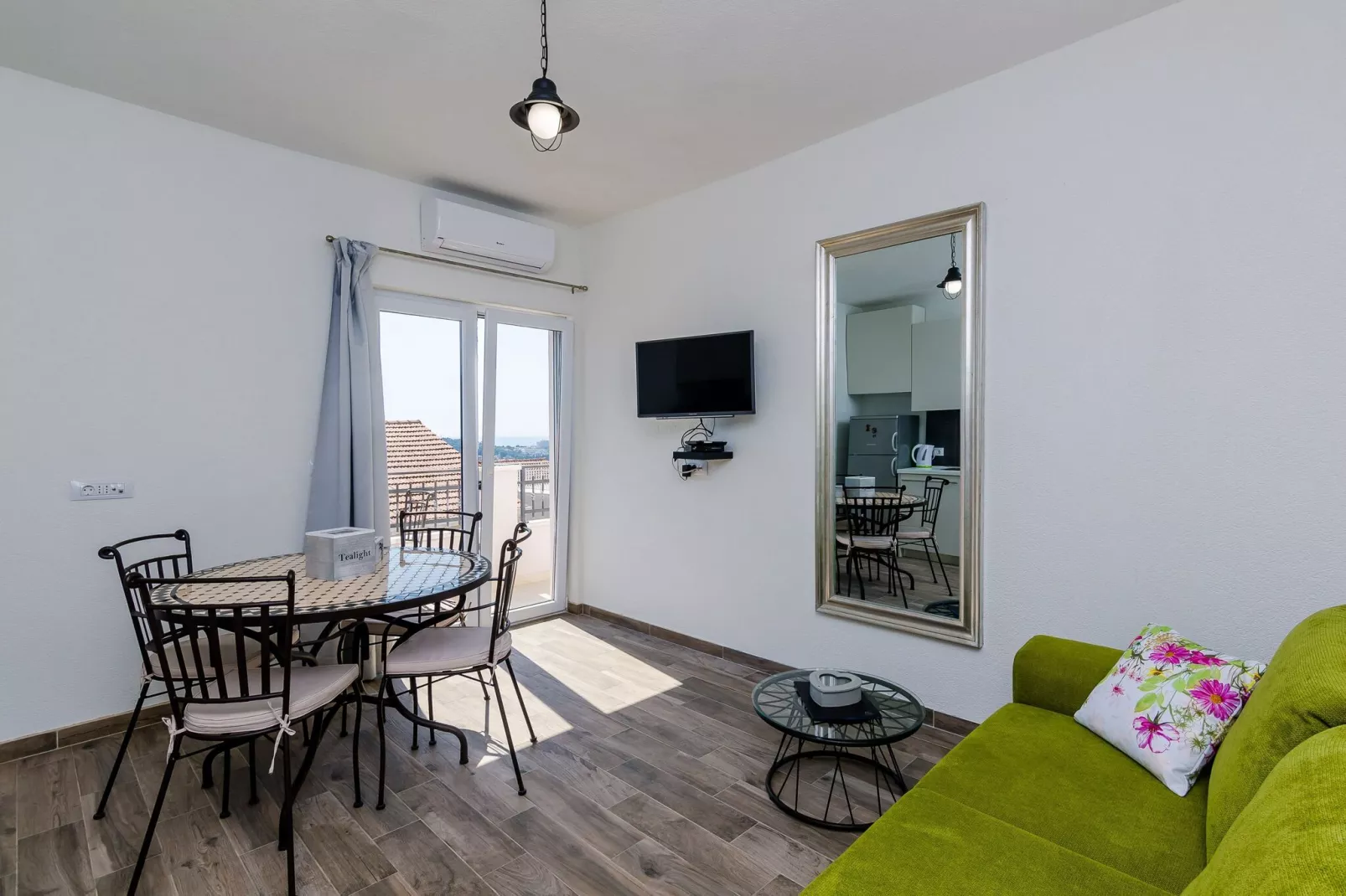 Apartments Life - One Bedroom Apartment with Balcony and Sea View-Indoor