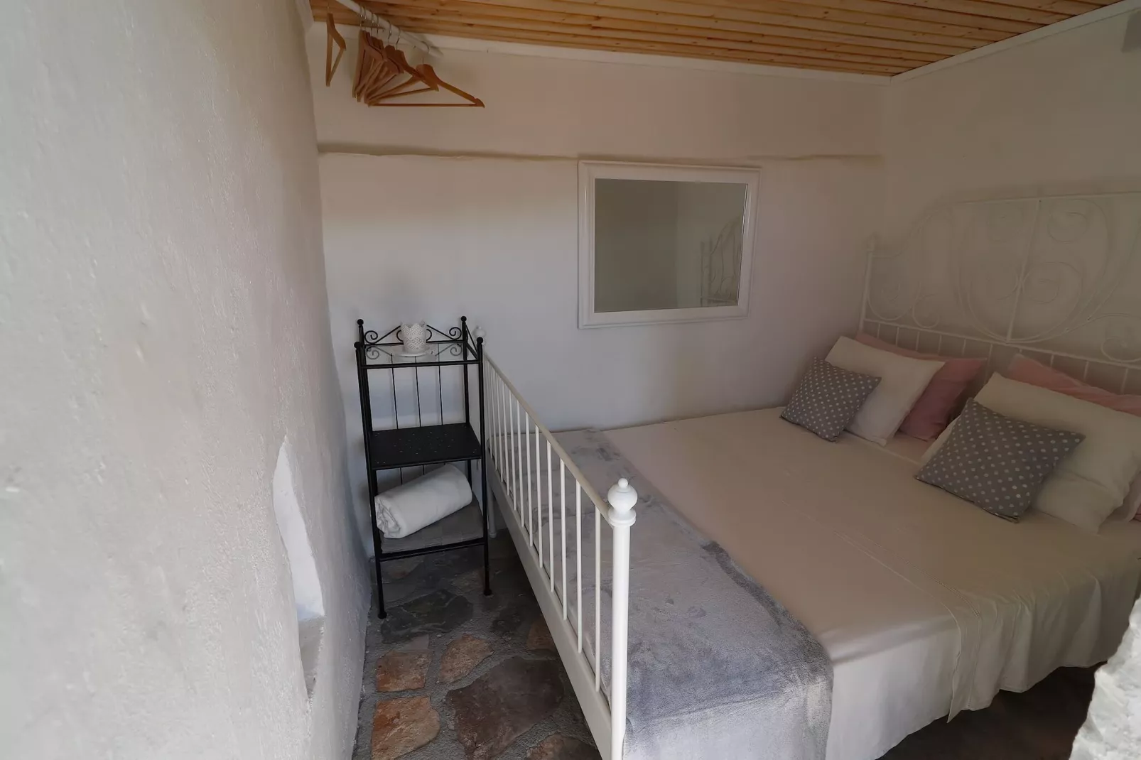 Greenside Cottage Lumi-Two Bedroom Holiday Home with Terrace and Sea view-Chambre