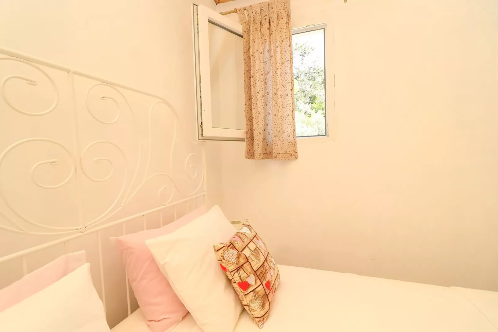 Greenside Cottage Lumi-Two Bedroom Holiday Home with Terrace and Sea view-Chambre