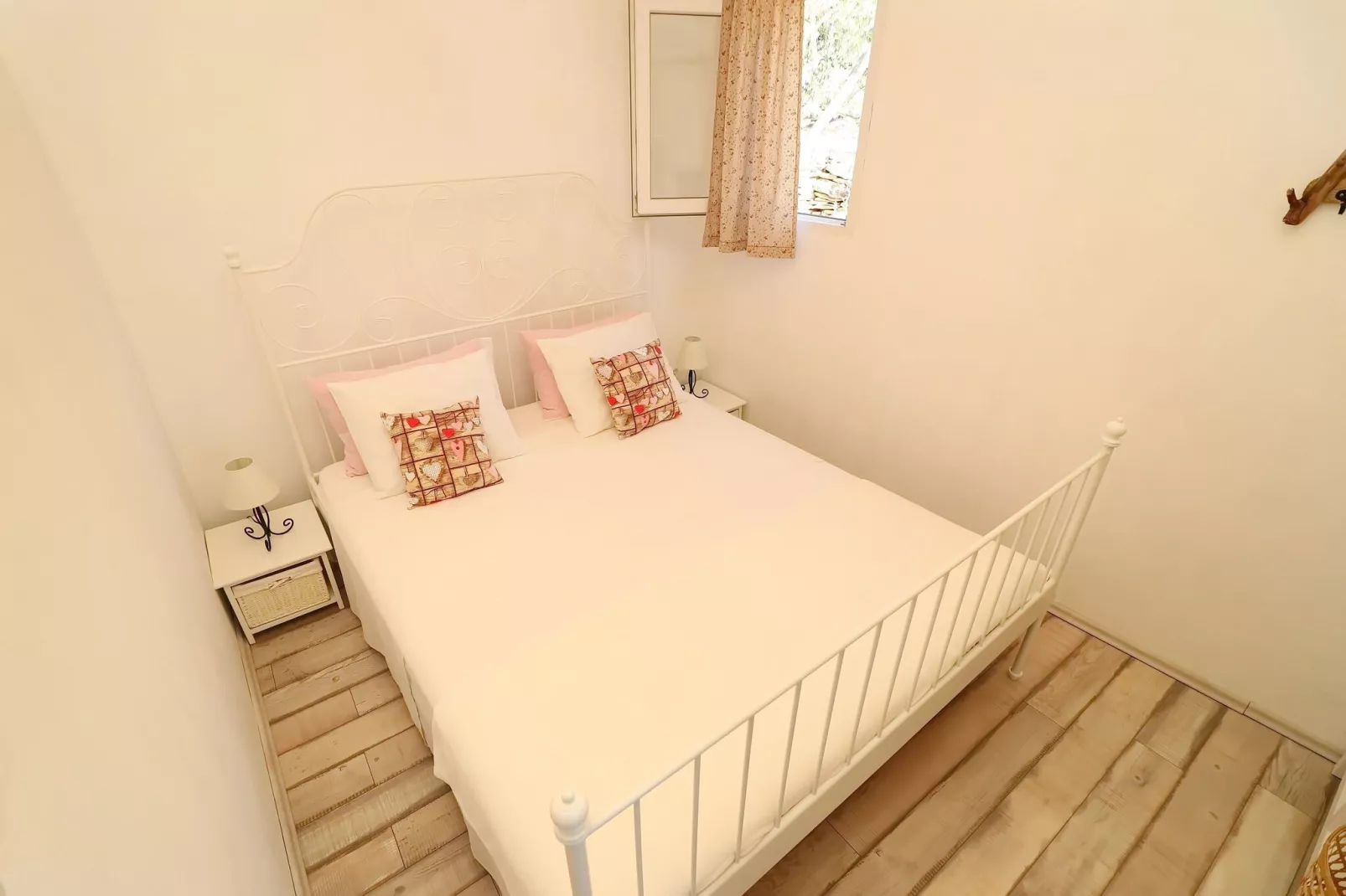 Greenside Cottage Lumi-Two Bedroom Holiday Home with Terrace and Sea view-Chambre