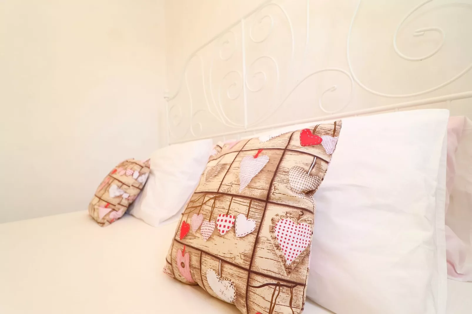 Greenside Cottage Lumi-Two Bedroom Holiday Home with Terrace and Sea view-Chambre