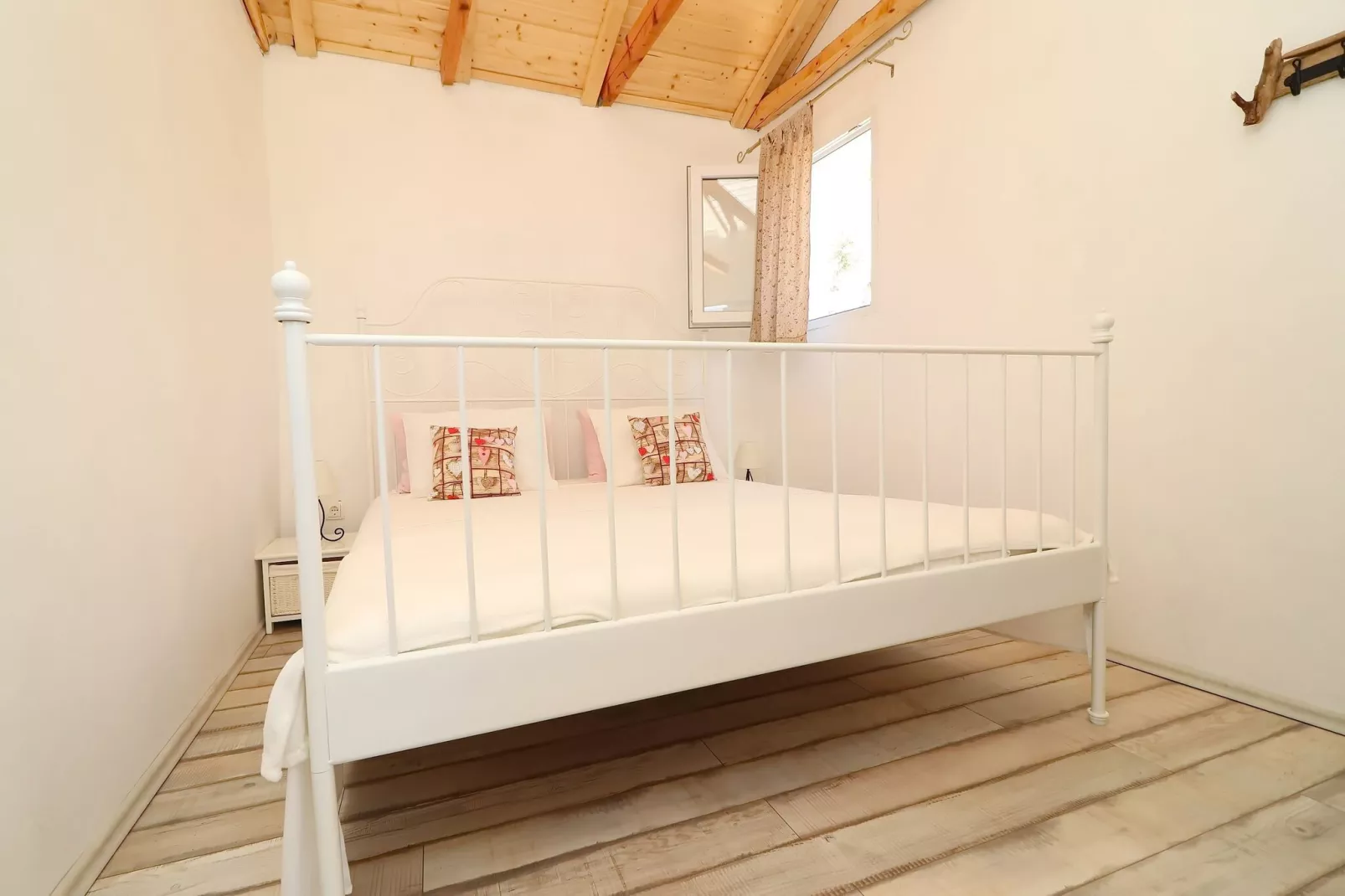 Greenside Cottage Lumi-Two Bedroom Holiday Home with Terrace and Sea view-Chambre