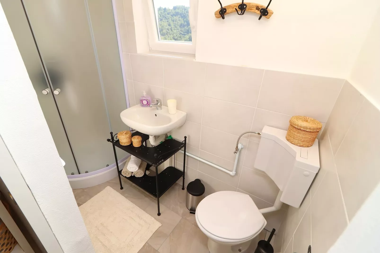 Greenside Cottage Lumi-Two Bedroom Holiday Home with Terrace and Sea view-Salle de bain
