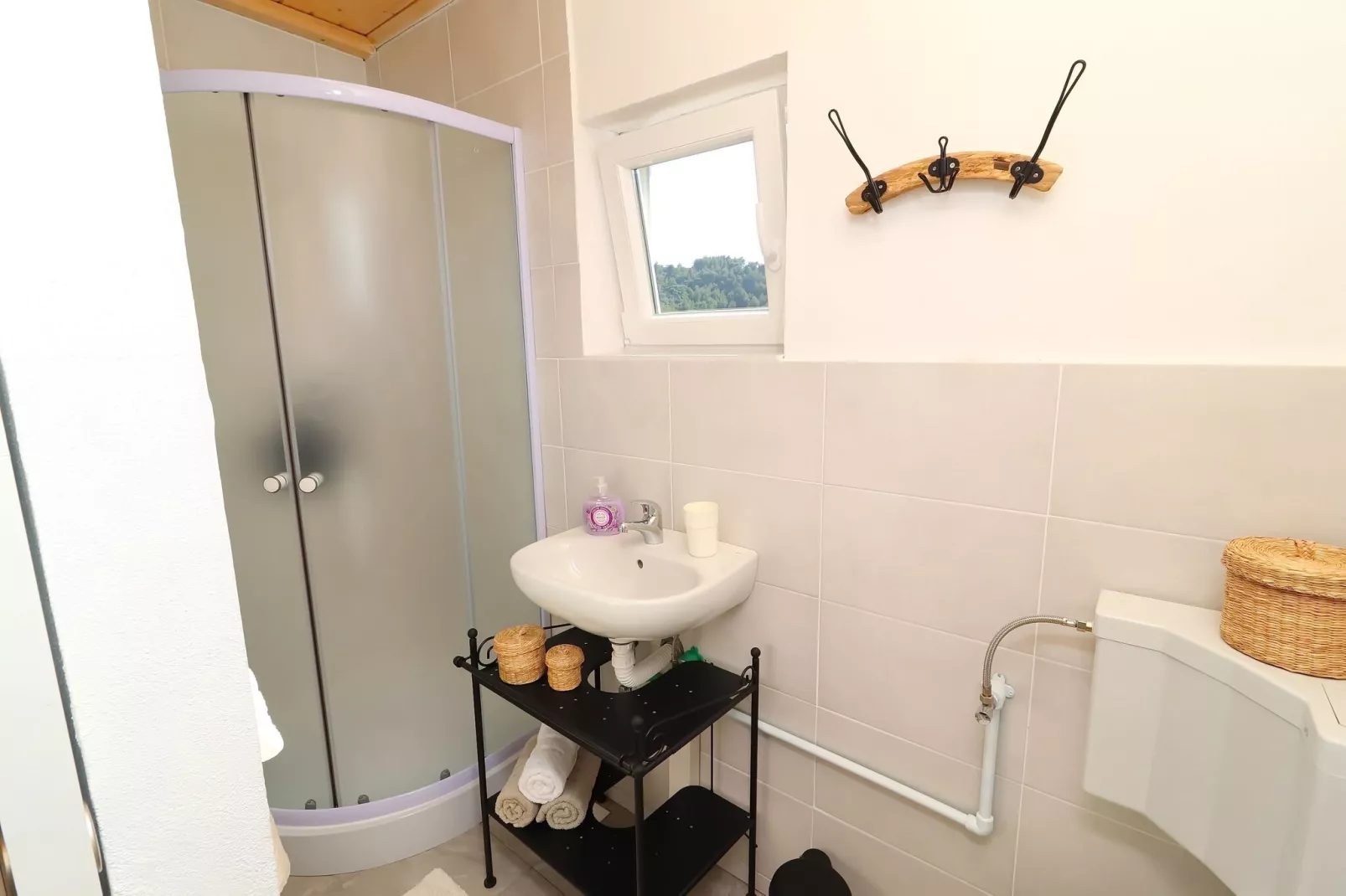 Greenside Cottage Lumi-Two Bedroom Holiday Home with Terrace and Sea view-Salle de bain