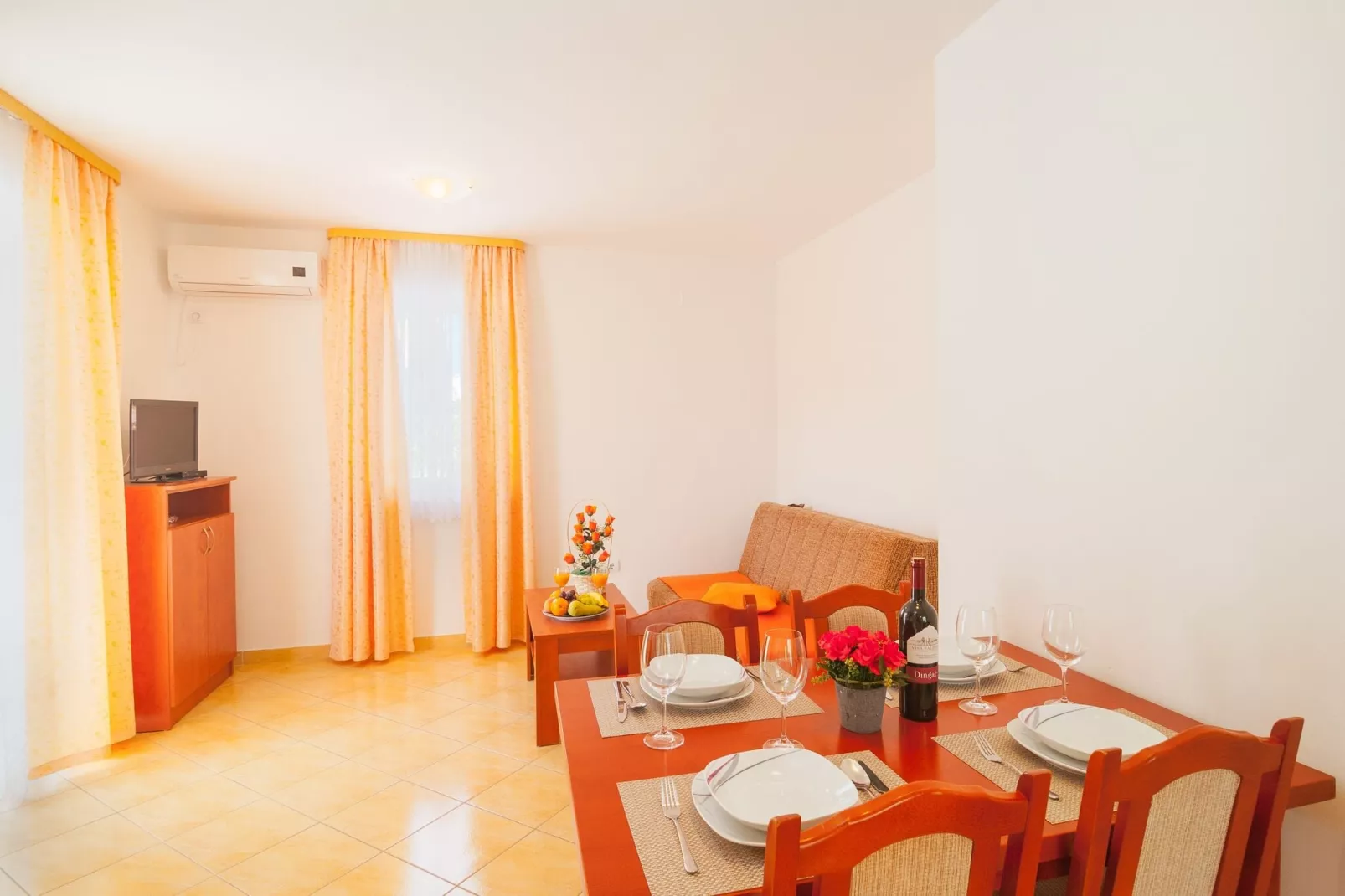 Apartments Island Beat - Two Bedroom Apartment with Balcony (A9) (prizemlje)(ST)-Dining room