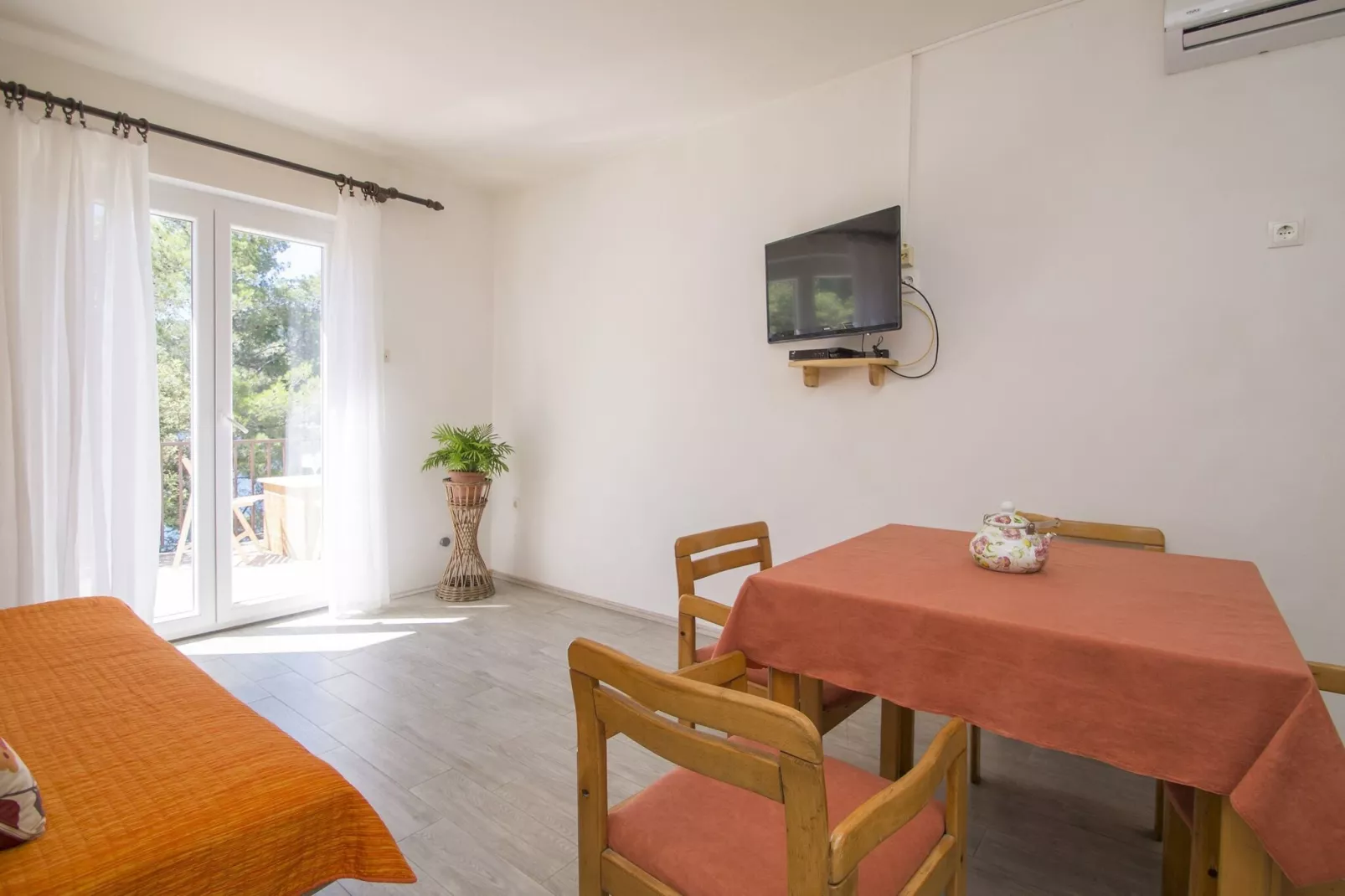 Seafront Apartment Dana - Two Bedroom Apartment with Terrace and Sea View-Dining room