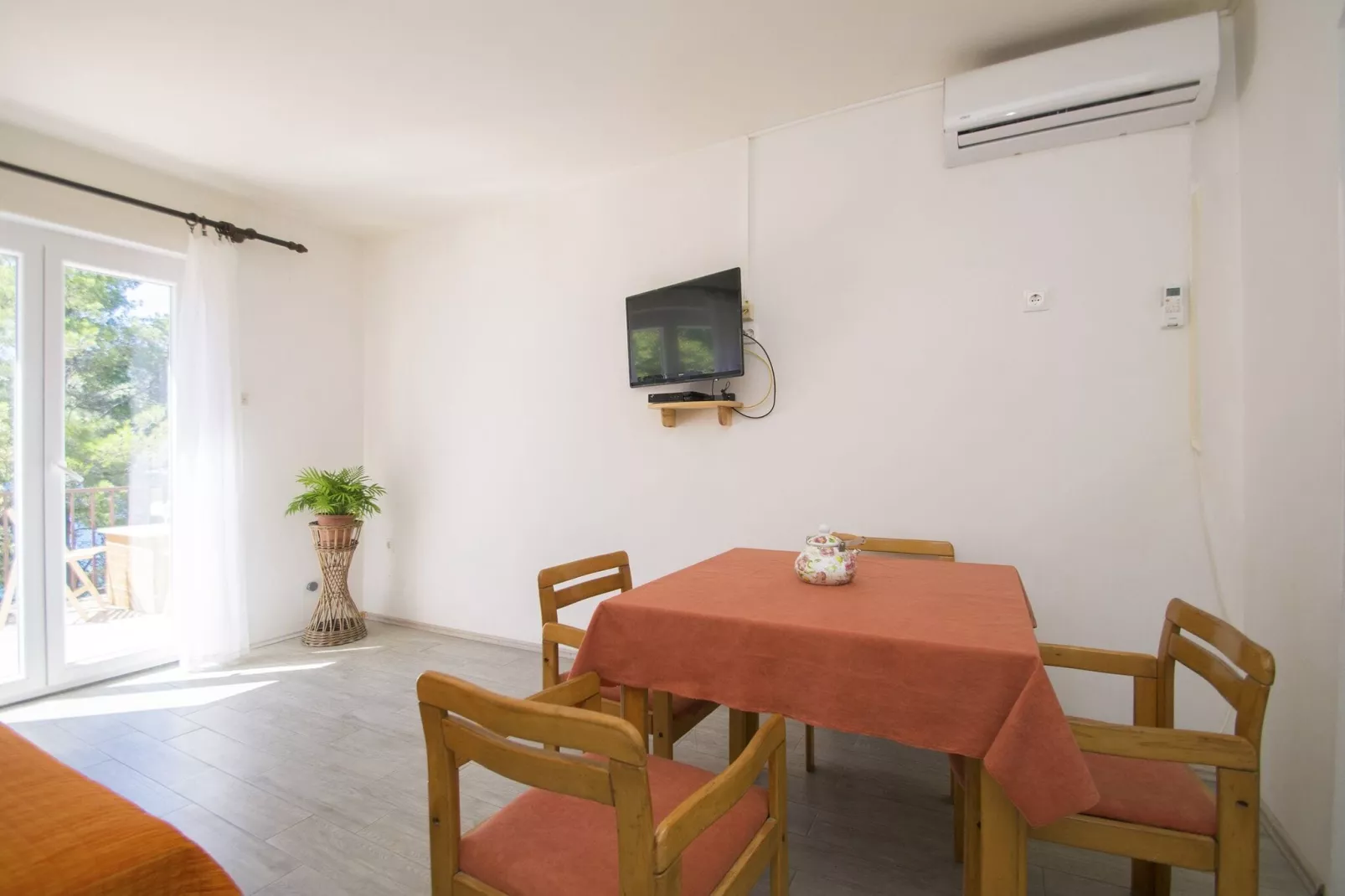 Seafront Apartment Dana - Two Bedroom Apartment with Terrace and Sea View-Dining room