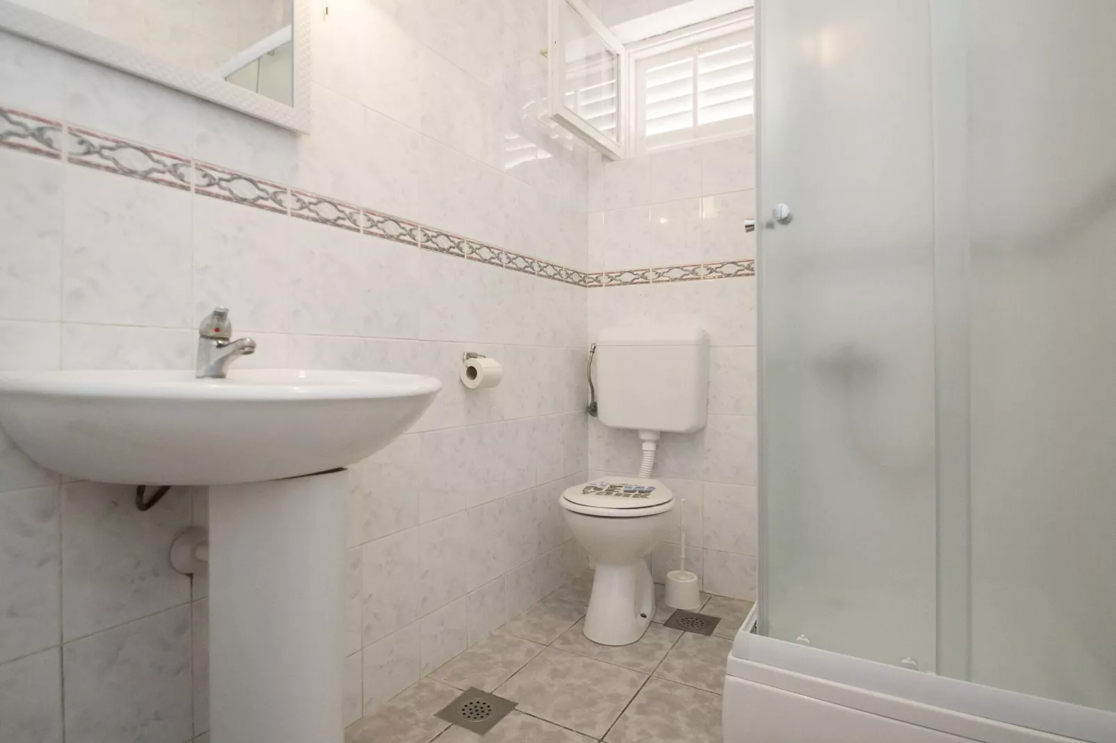 Seafront Apartment Dana - Two Bedroom Apartment with Terrace and Sea View-Bathroom
