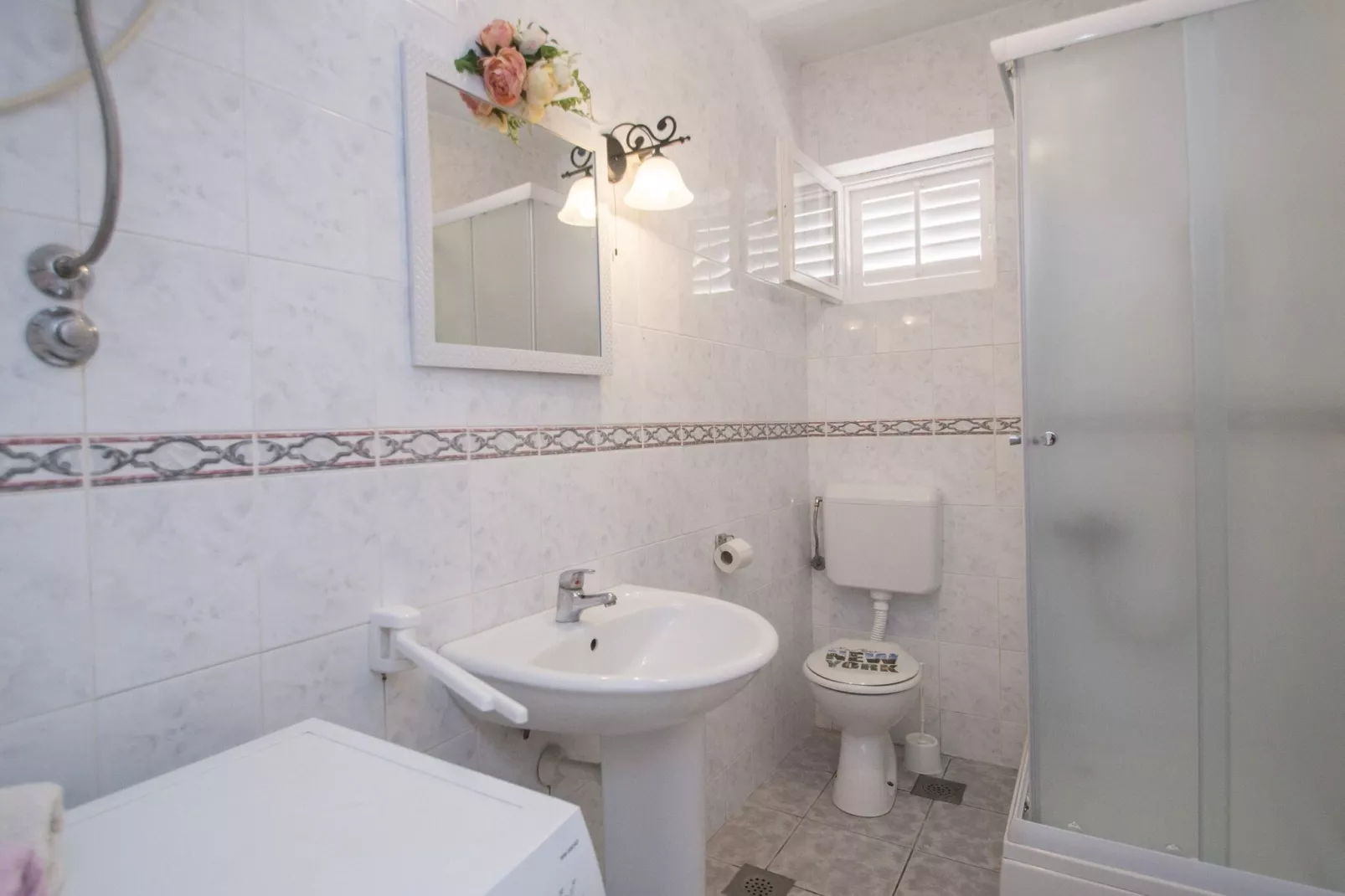 Seafront Apartment Dana - Two Bedroom Apartment with Terrace and Sea View-Bathroom