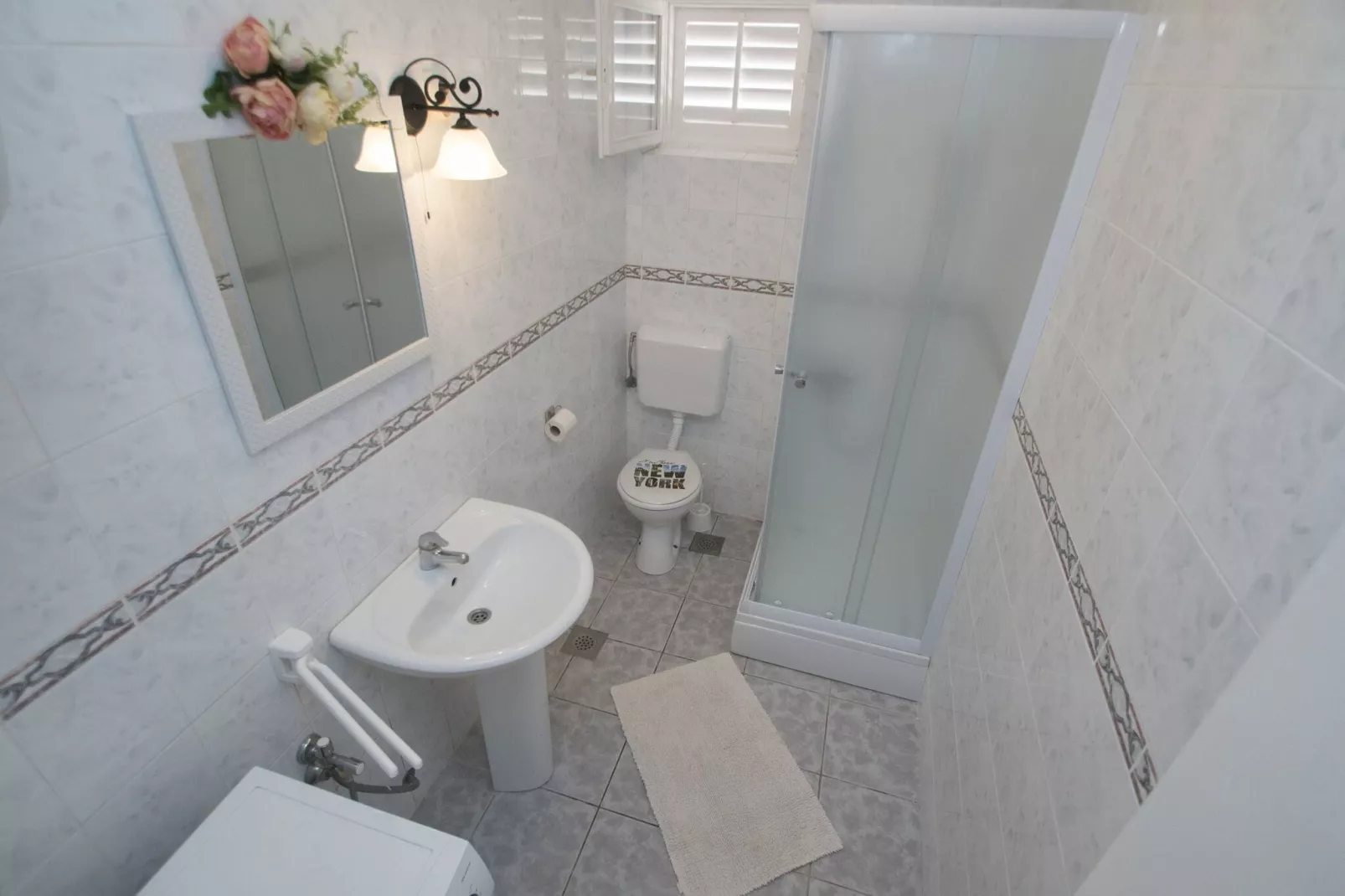 Seafront Apartment Dana - Two Bedroom Apartment with Terrace and Sea View-Bathroom